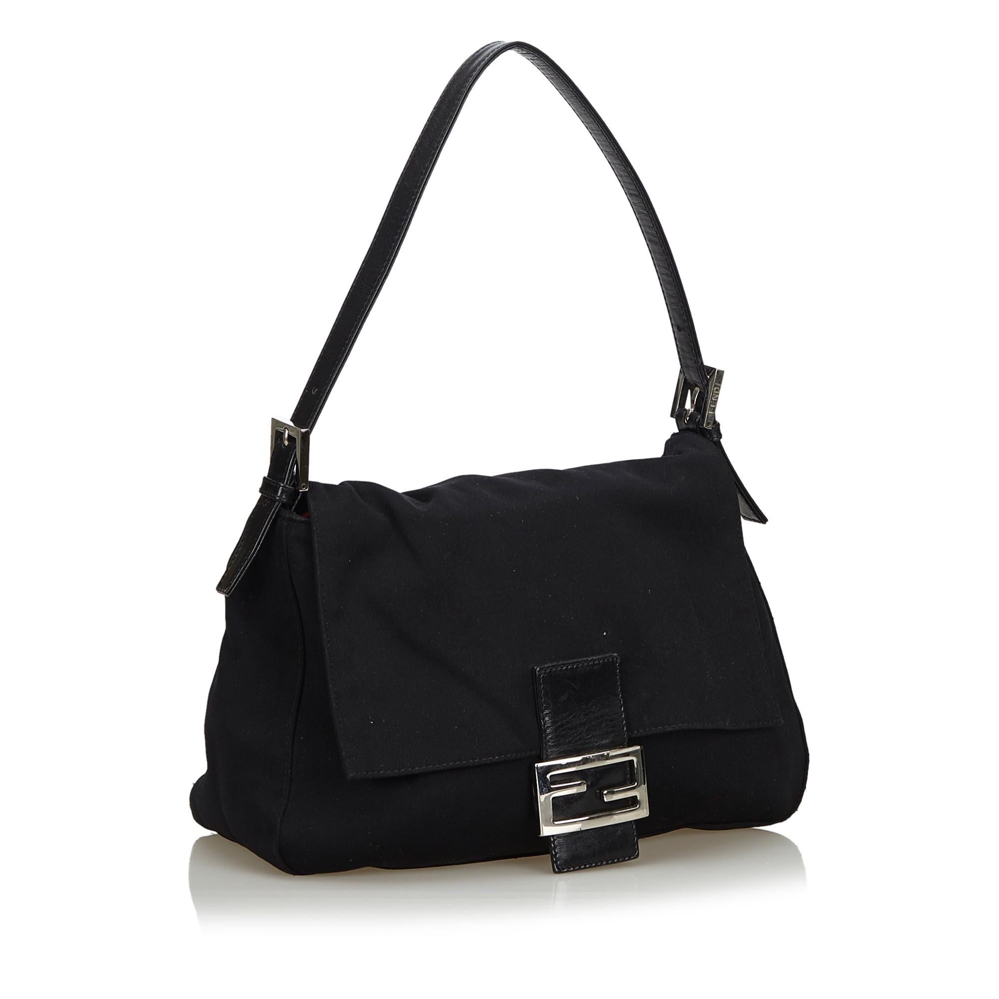The Mamma Baguette shoulder bag features a cotton body, a flat leather strap, a top flap with a flat strap and magnetic closure, and an interior zip pocket. It carries as B+ condition rating.

Inclusions: 
This item does not come with