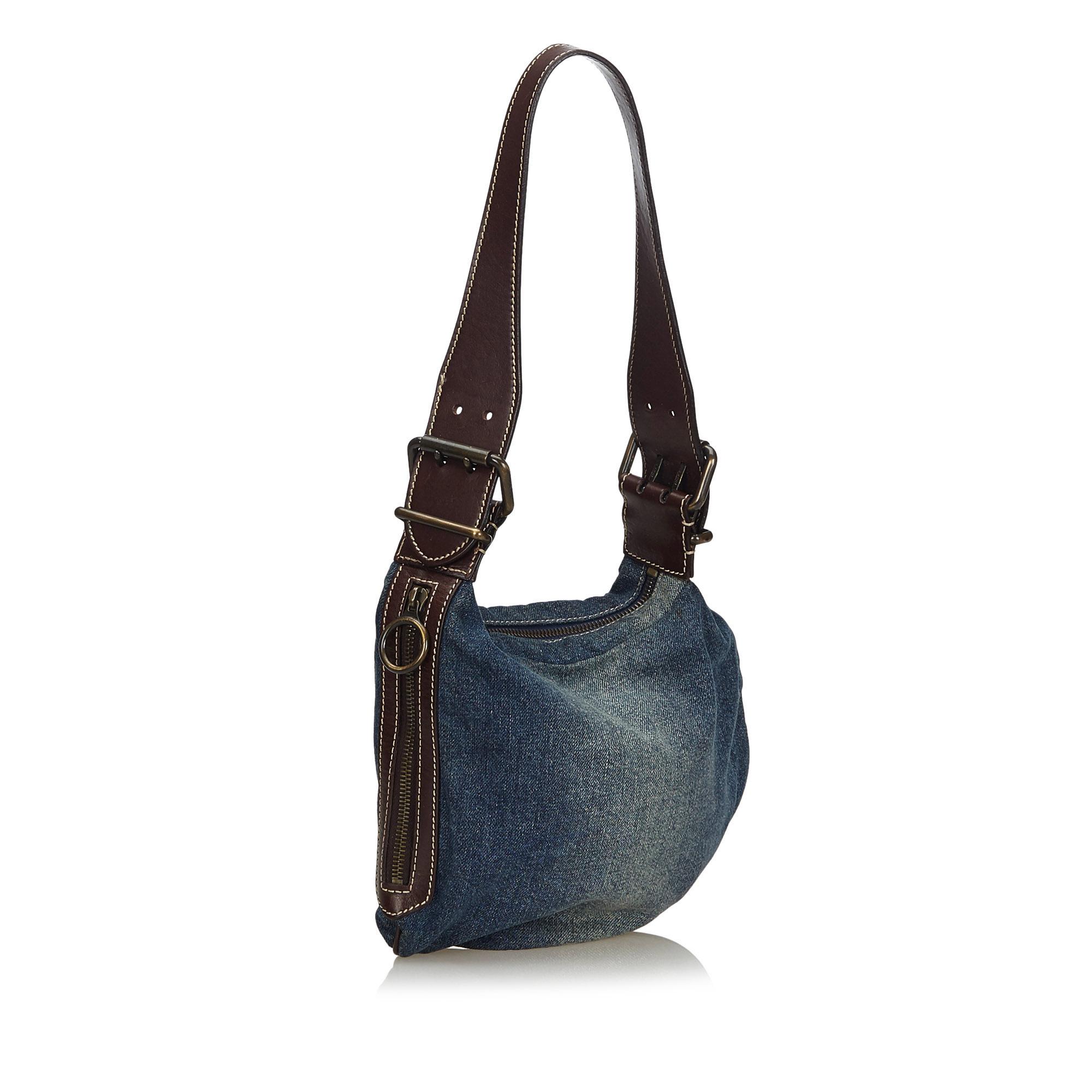 The Oyster bag features a denim body, flat leather strap, and a top zip closure. It carries as AB condition rating.

Inclusions: 
Dust Bag

Dimensions:
Length: 20.00 cm
Width: 25.00 cm
Depth: 2.00 cm
Shoulder Drop: 30.00 cm

Material: Fabric x Denim
