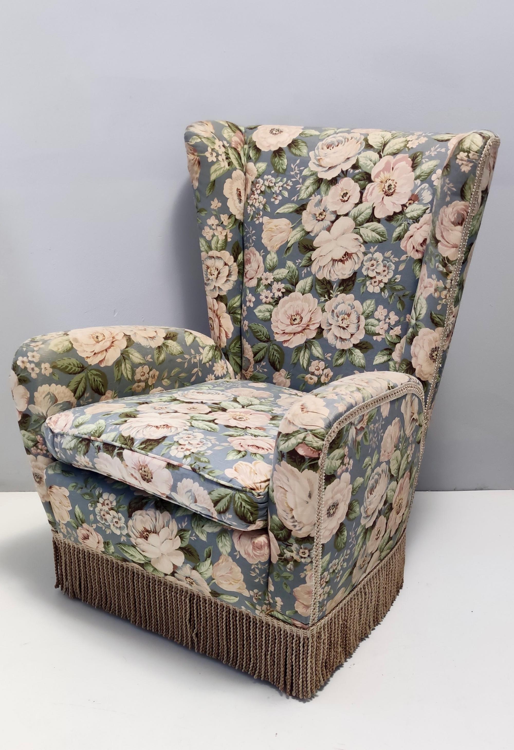 Vintage Authentic Floral Fabric Wingback Armchair by Paolo Buffa, Italy In Excellent Condition For Sale In Bresso, Lombardy