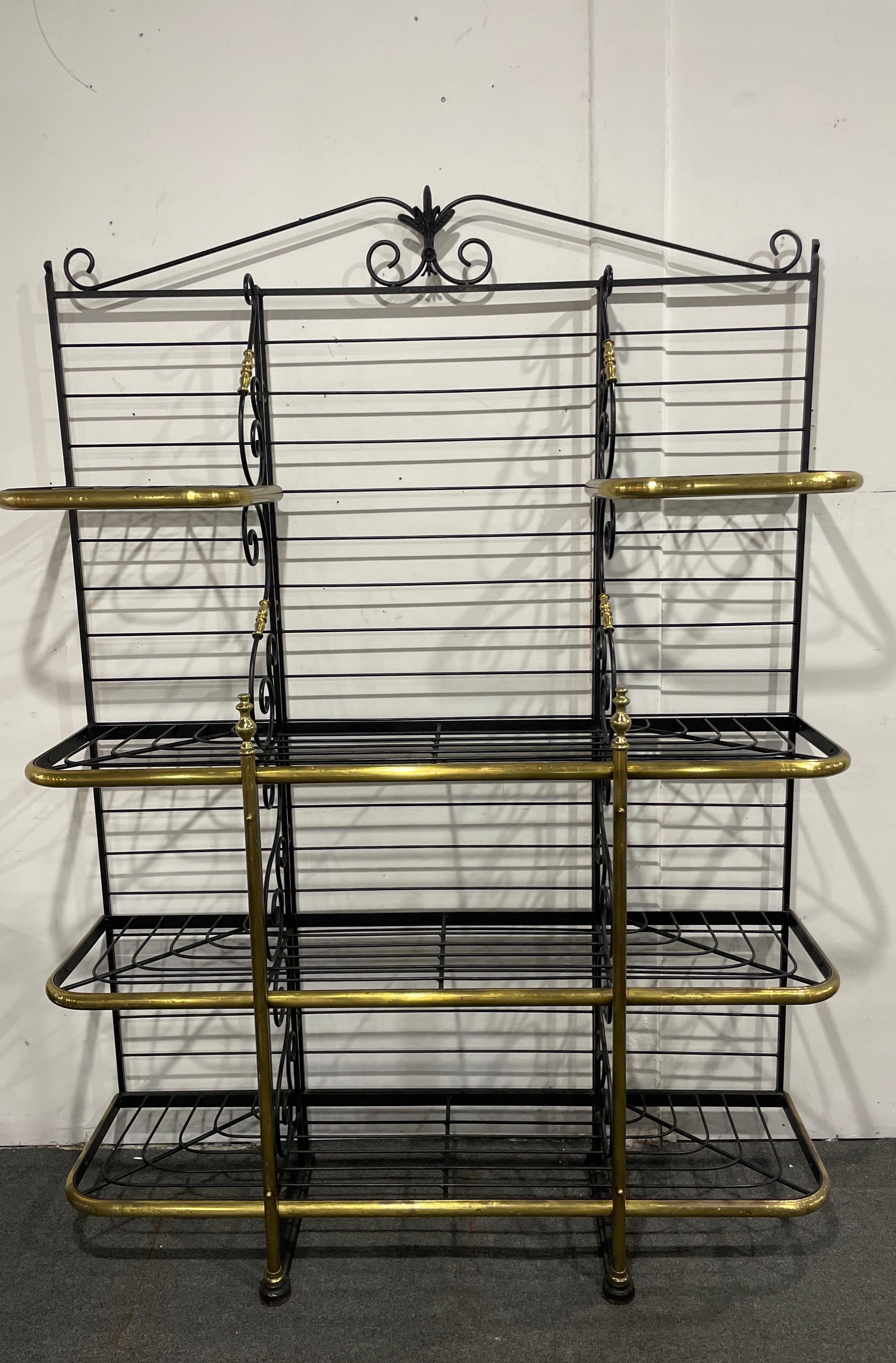 Scaffale da panettiere francese vintage con tre ripiani grandi e due piccoli. Realizzato in ferro battuto forgiato e finiture in ottone. Firmato alla base Parigi, Francia.