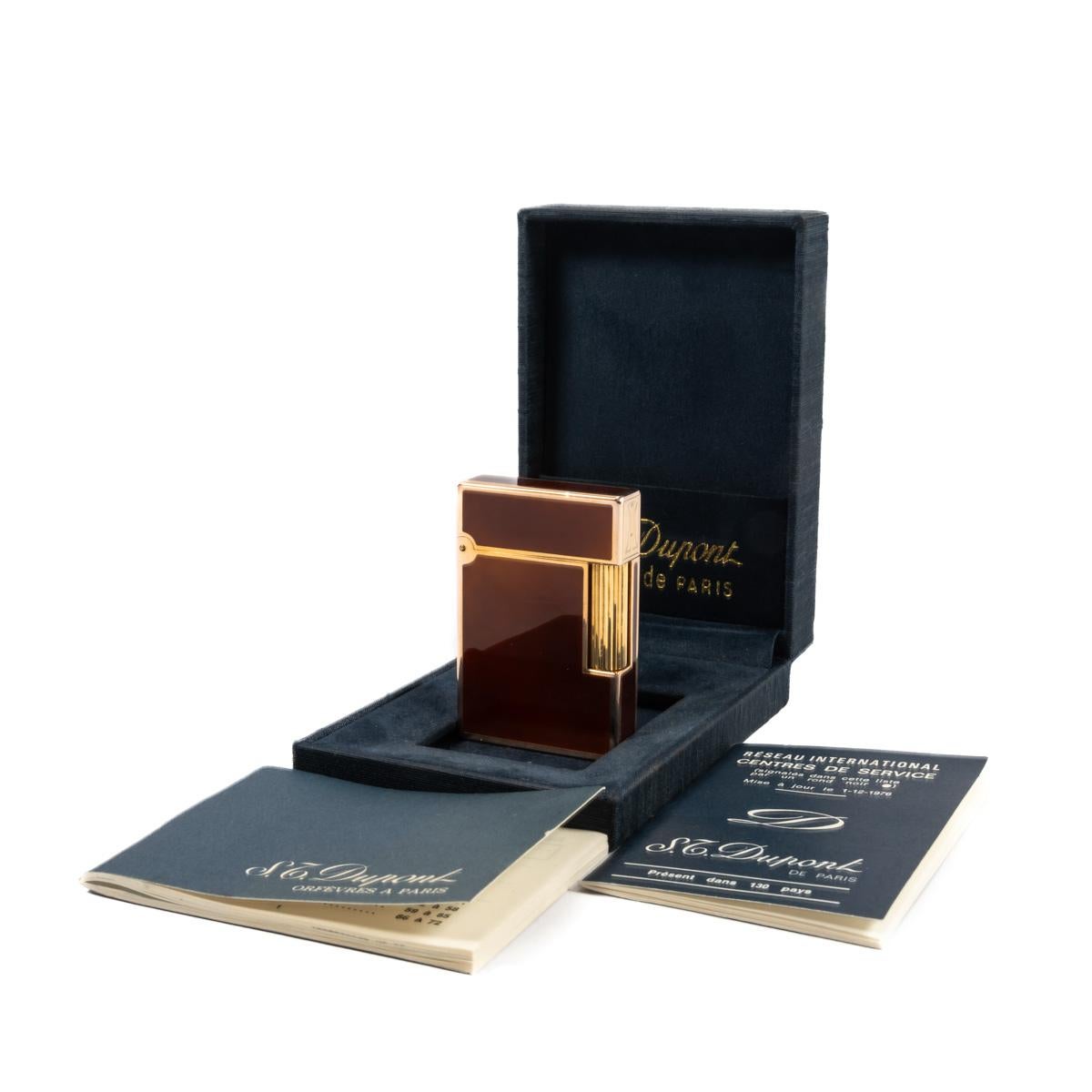 Vintage Authentic Gold plated Ligne 2 ST Dupont Lighter in Fire Red Lacquer 1990s

The iconic S.T. Dupont name is known for quality, well-made cigarette lighters and other luxury implements. The company’s origin can be traced to Simon Tissot-Dupont