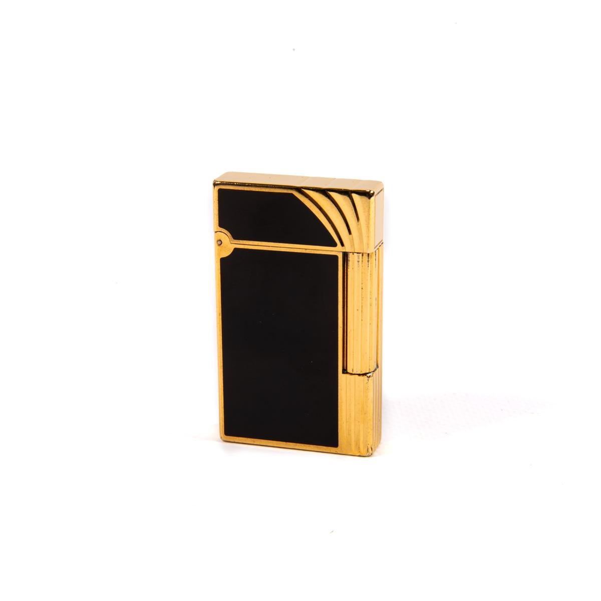 Vintage Authentique 24k Gold plated Linge 2 ST Dupont Lighter in Black Lacquer 1990

L'icône de l'AT&T. Le nom Dupont est connu pour ses briquets de qualité et de bonne facture, ainsi que pour d'autres articles de luxe. L'origine de la société
