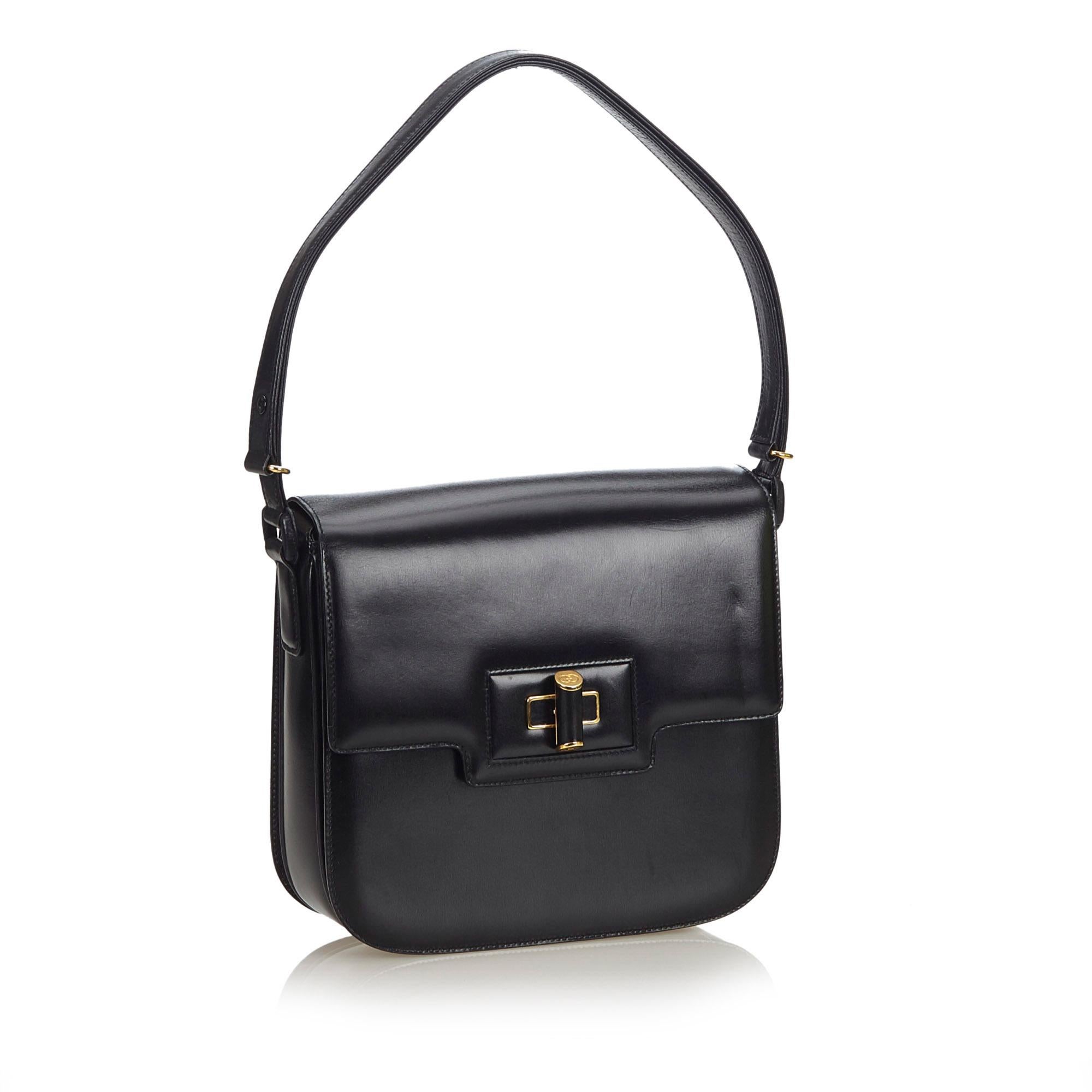 This shoulder bag features a leather body, a flat leather strap, a front flap with a twist lock closure, and interior zip and slip pockets. It carries as B+ condition rating.

Inclusions: 
Dust Bag
Dimensions:
Length: 21.00 cm
Width: 22.00 cm
Depth: