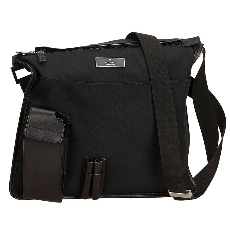 Vintage Authentic Gucci Black Nylon Fabric Crossbody Bag Italy MEDIUM For Sale at 1stDibs