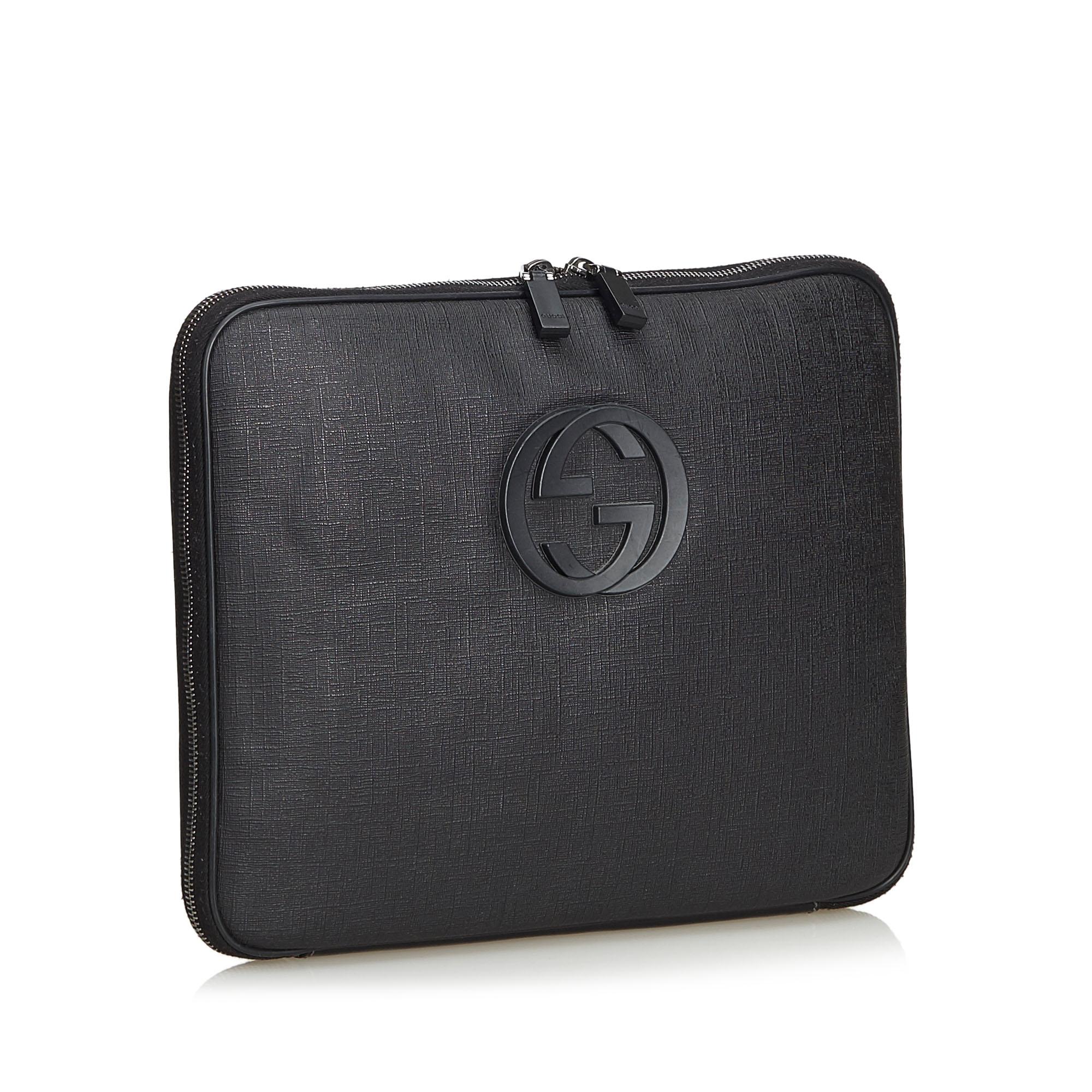 The Double G laptop bag features a PVC body, with a wrap around zip closure. It carries as A condition rating.

Inclusions: 
This item does not come with inclusions.

Dimensions:
Length: 26.00 cm
Width: 32.00 cm
Depth: 2.00 cm

Material: Plastic x