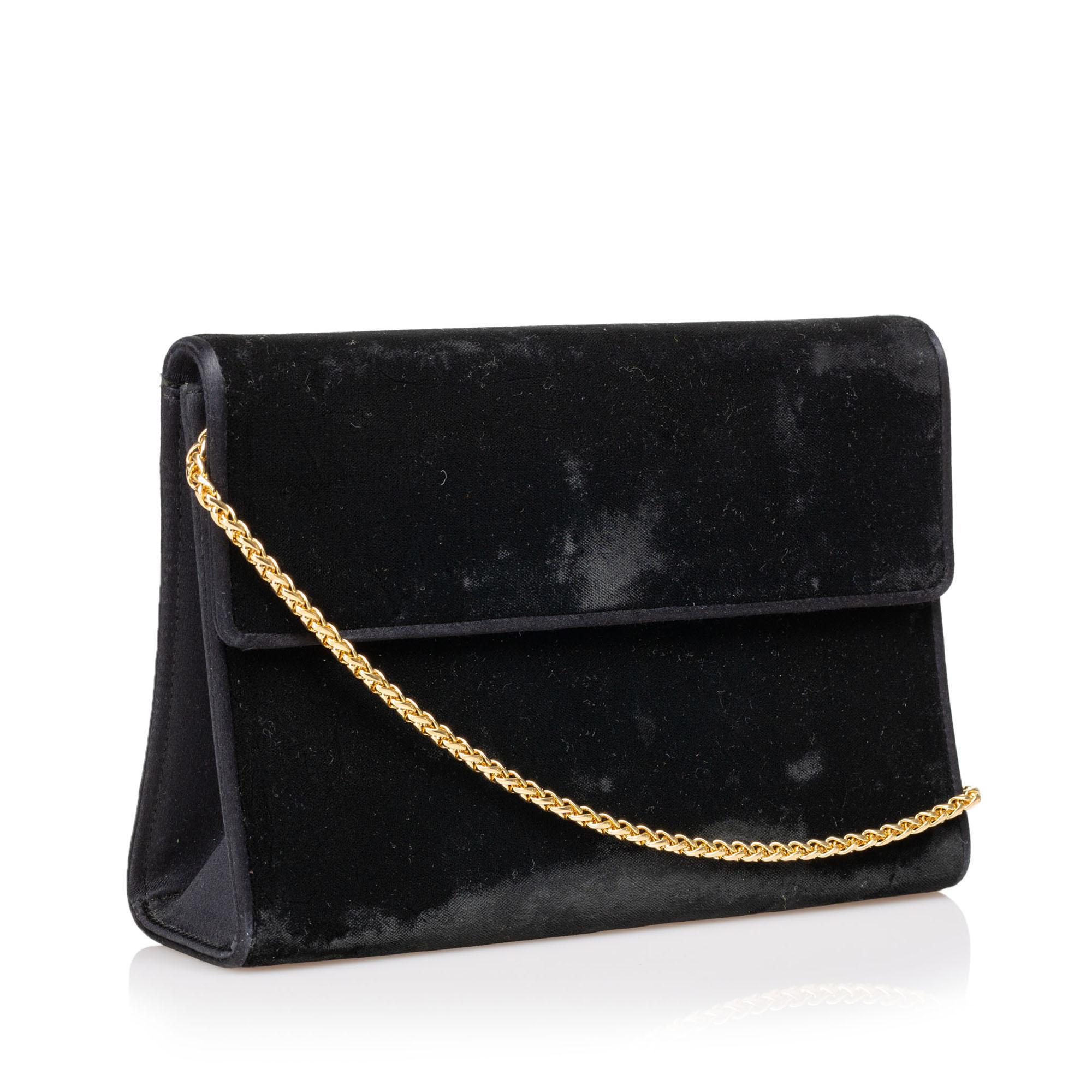 This crossbody bag features a velour body, a gold-tone chain strap, a top flap, an open top, and an interior slip pocket. It carries as B condition rating.

Inclusions: 
This item does not come with inclusions.

Dimensions:
Length: 25.00 cm
Width:
