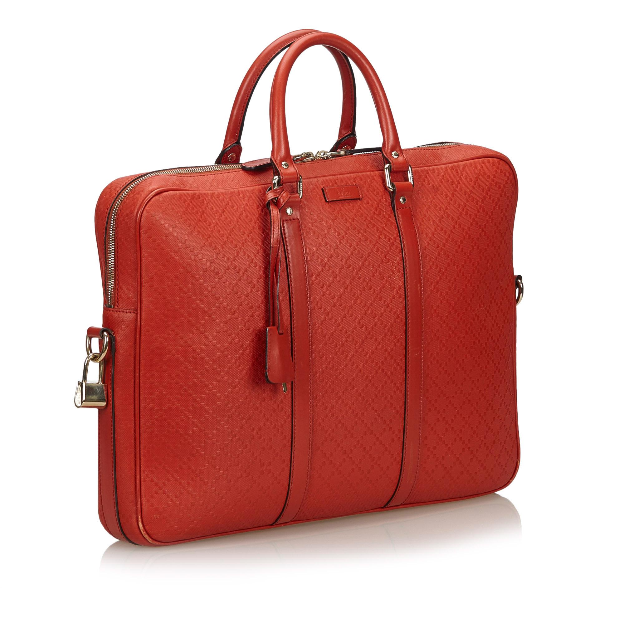 This briefcase features a leather body, rolled leather handles, a flat leather strap, a top zip closure, and interior zip and slip pockets. It carries as B+ condition rating.

Inclusions: 
Padlock
Key

Dimensions:
Length: 31.00 cm
Width: 41.00