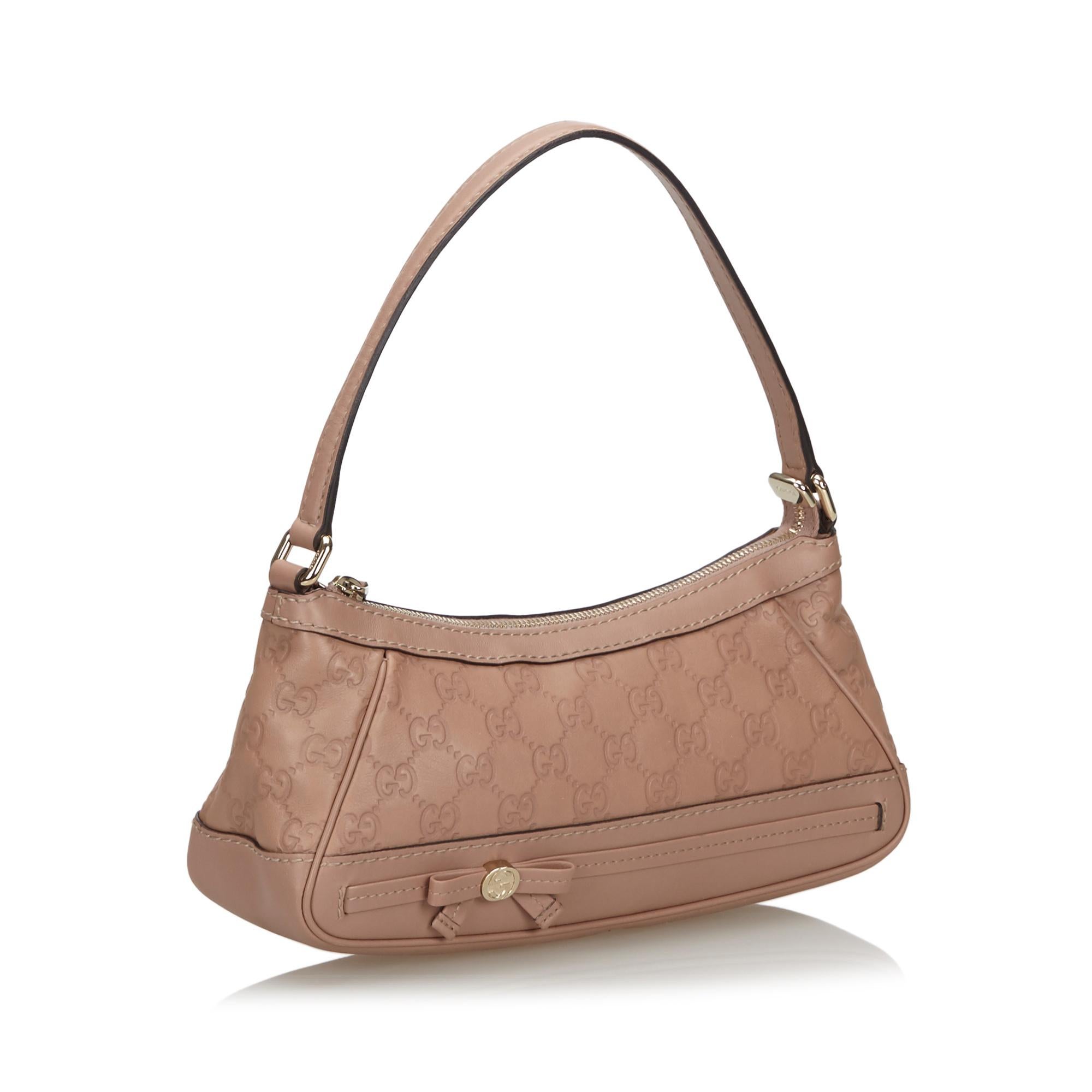 This Mayfair Pochette features a leather body, a flat leather strap, a top zip closure, and an interior slip pocket. It carries as AB condition rating.

Inclusions: 
Dust Bag

Dimensions:
Length: 13.00 cm
Width: 25.00 cm
Depth: 7.50 cm
Shoulder