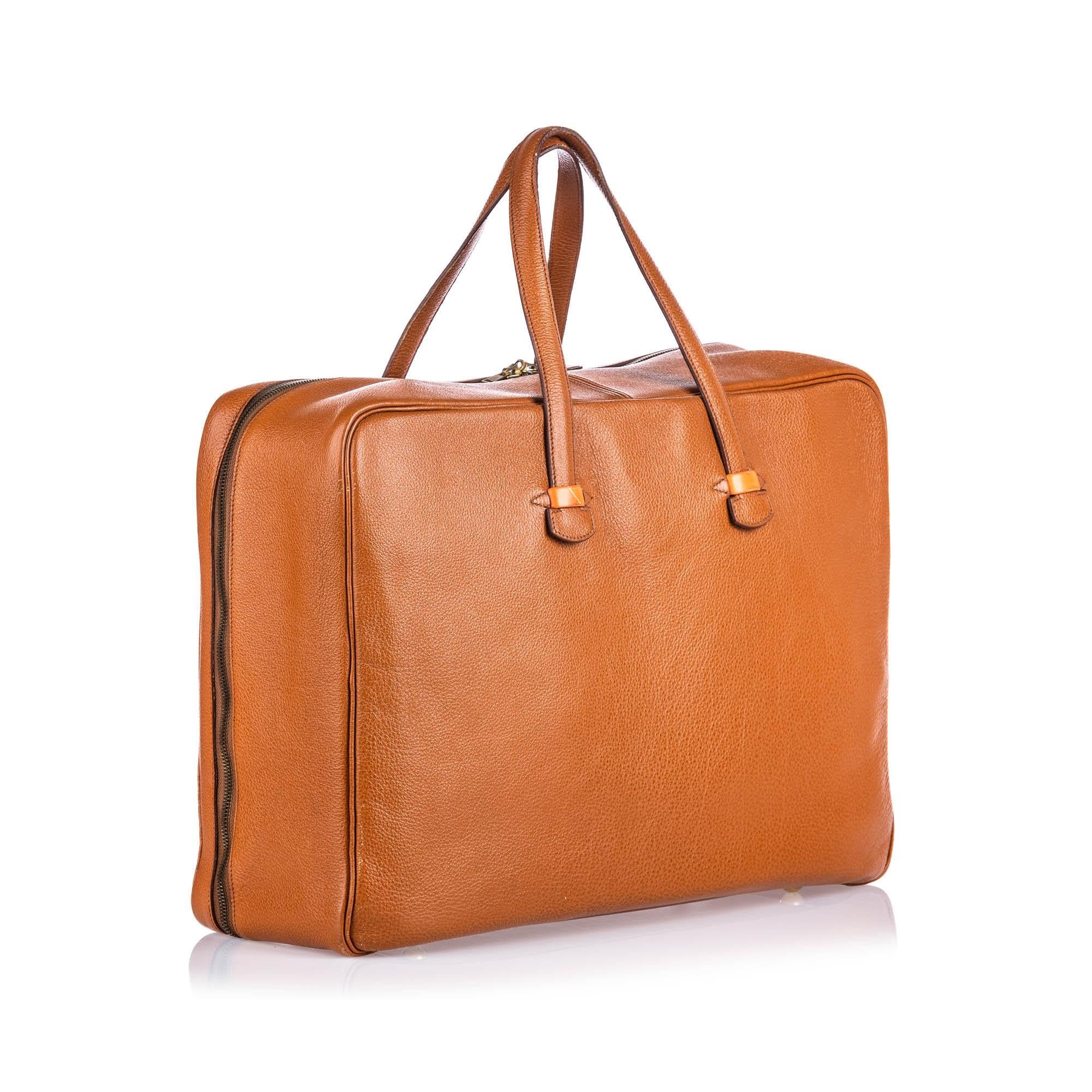 The Valise Galop 50 features a leather body, flat leather strap, a zip around closure, interior zip pocket, and an interior elastic straps. It carries as B+ condition rating.

Inclusions: 
This item does not come with