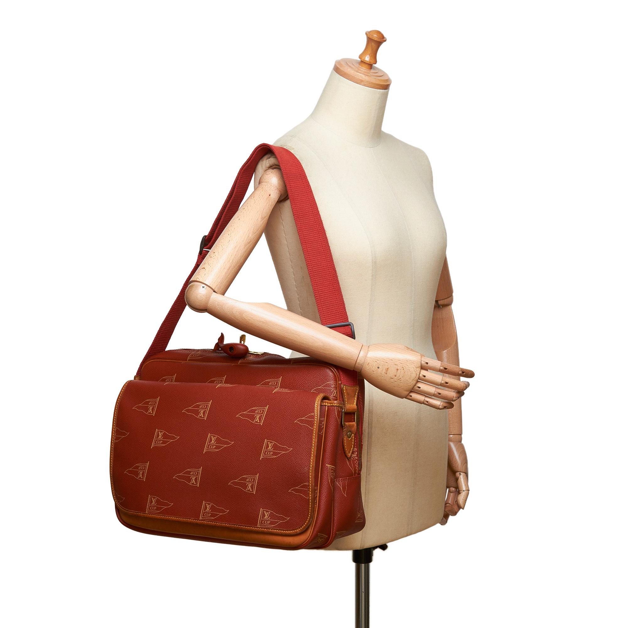 Vintage Authentic Louis Vuitton Americas Cup Calvi Messenger Bag France MEDIUM  For Sale 4