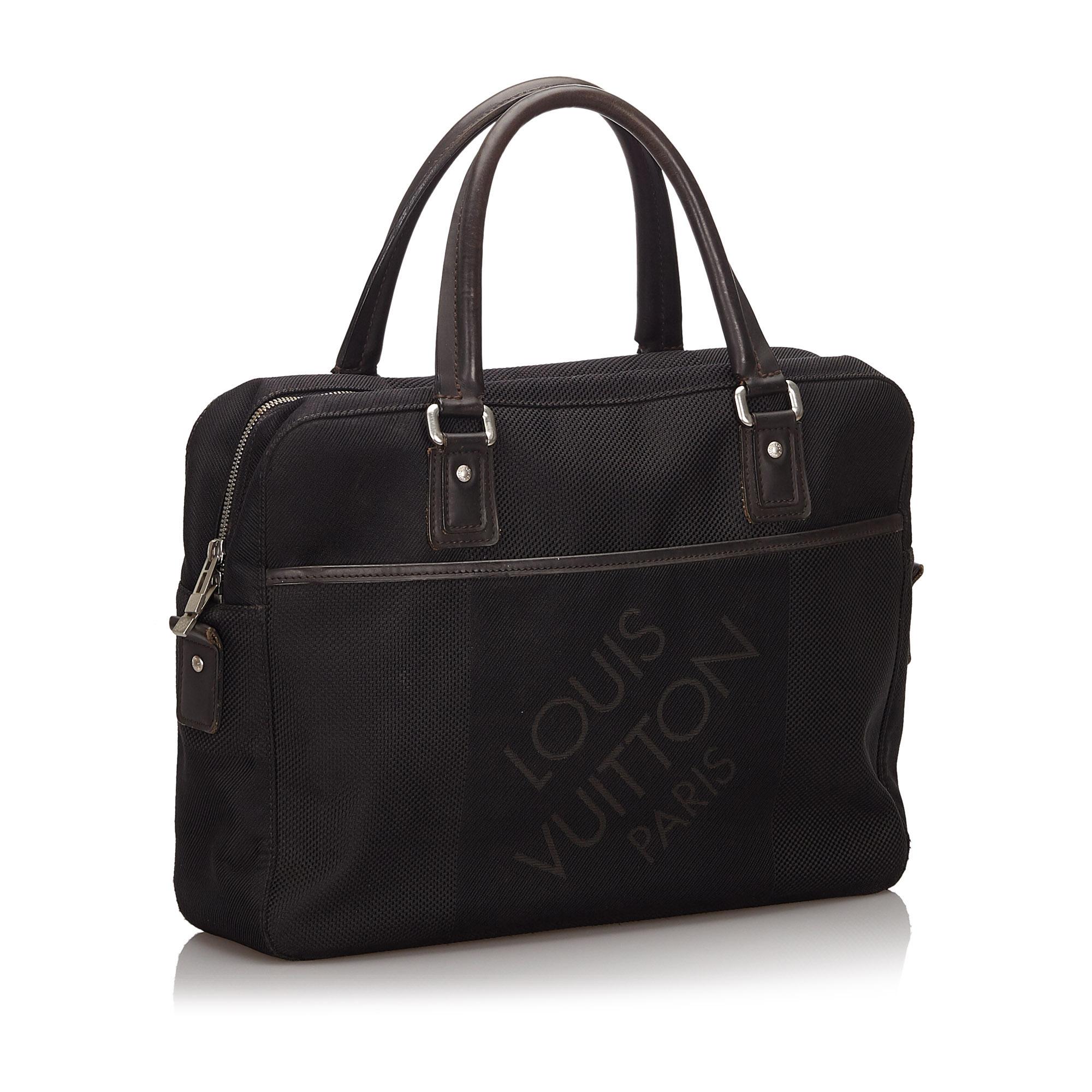 The Yack features a damier geant canvas body with leather trim, rolled handles, a 2 way top zip closure, an exterior slip pocket and an interior slip pocket. It carries as B+ condition rating.

Inclusions: 
This item does not come with