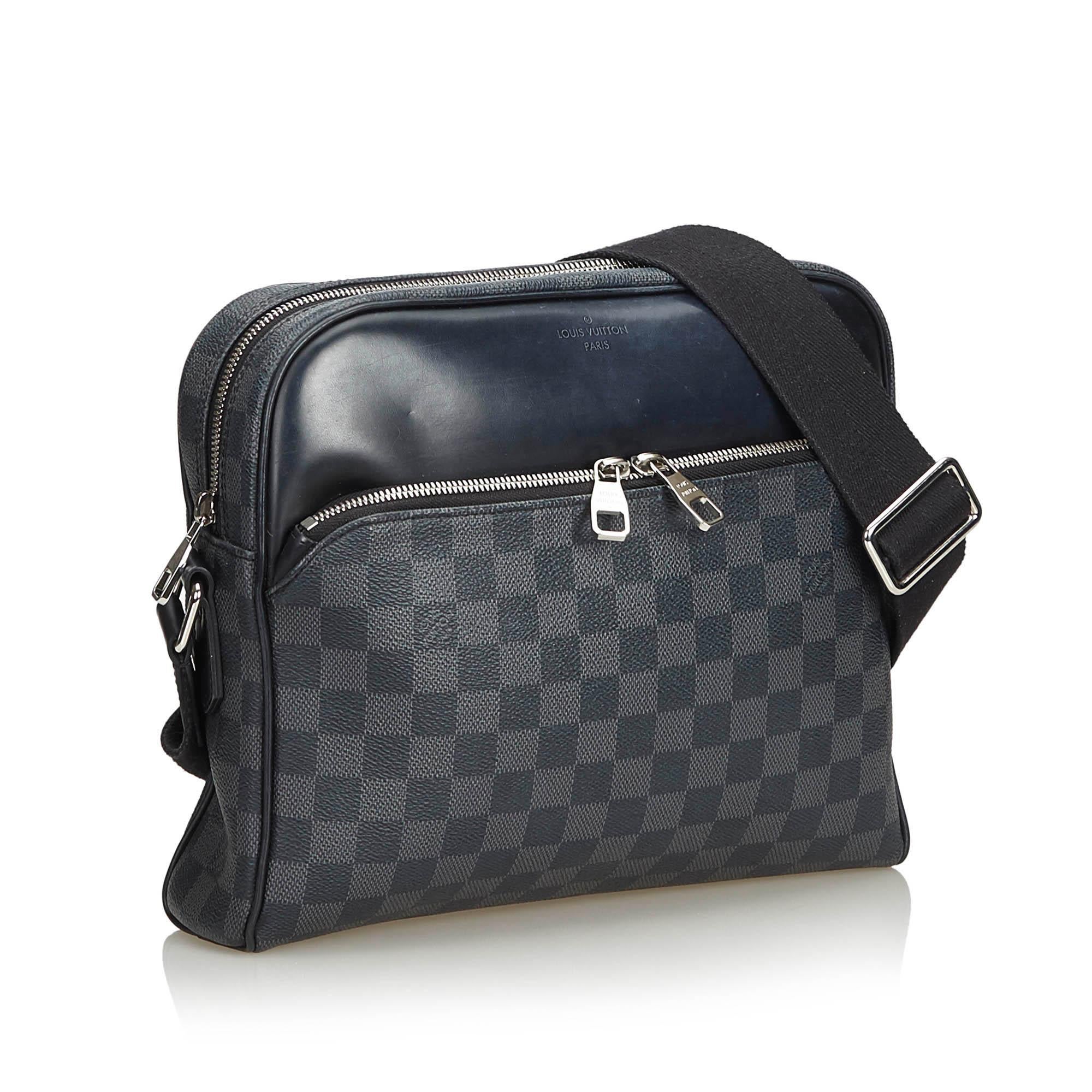 The Dayton Reporter PM features a damier canvas body, a front exterior zip compartment, flat straps, a top zip closure, and interior slip pockets. It carries as B+ condition rating.

Inclusions: 
This item does not come with inclusions.


Louis