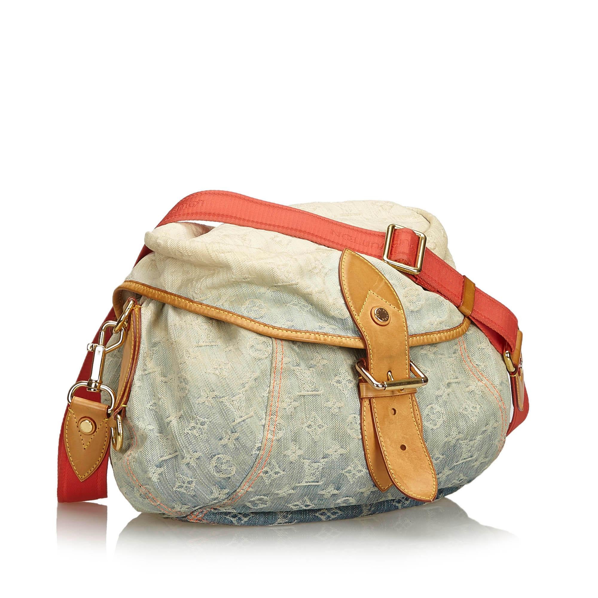 The Sunshine features a denim body with a monogram print and vachetta leather trim, flat strap, top flap with buckle closure, and interior slip pocket. It carries as B+ condition rating.

Inclusions: 
This item does not come with inclusions.


Louis