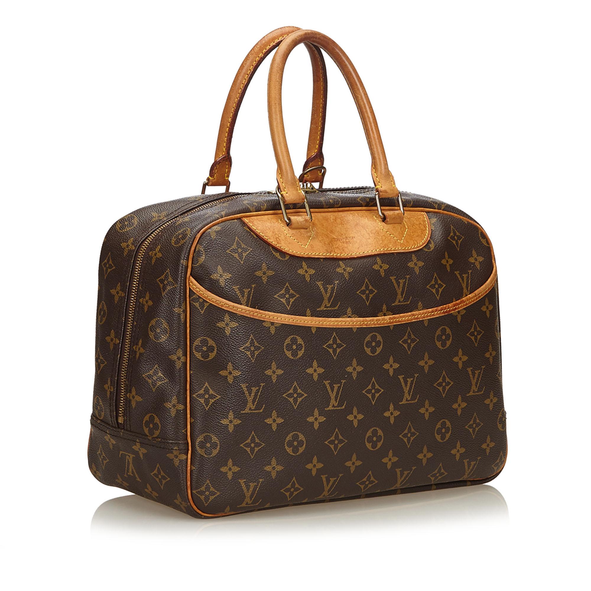 The Deauville features a monogram canvas body, rolled leather handles, an exterior slip pocket, a top zip closure, and interior open pockets. It carries as B condition rating.

Inclusions: 
This item does not come with inclusions.


Louis Vuitton