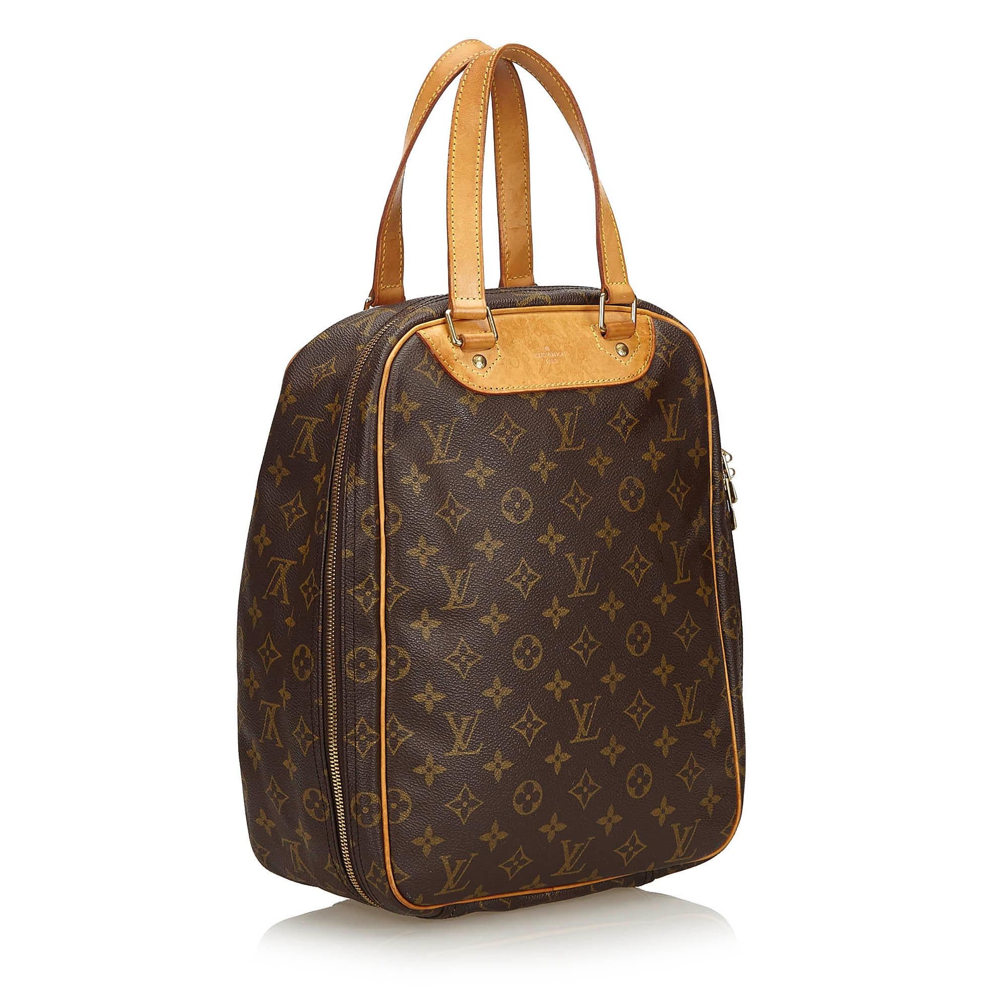 The Excursion features the monogram canvas, rolled vachetta handles, vachetta trim, a zip around closure, and an interior flat pocket. It carries as B condition rating.

Inclusions: 
This item does not come with inclusions.


Louis Vuitton pieces do