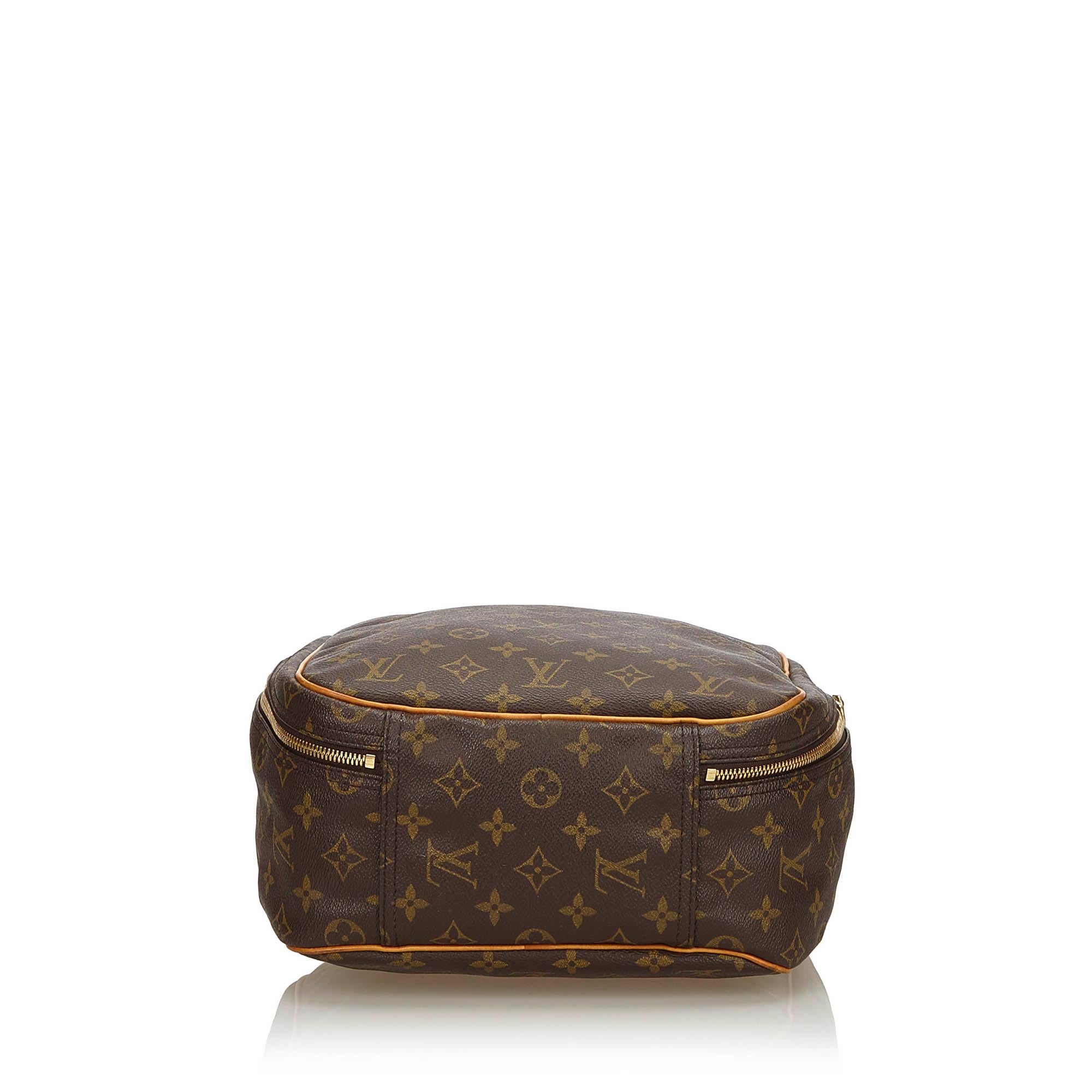 Vintage Authentic Louis Vuitton Brown Monogram Canvas Excursion France MEDIUM  In Good Condition For Sale In Orlando, FL