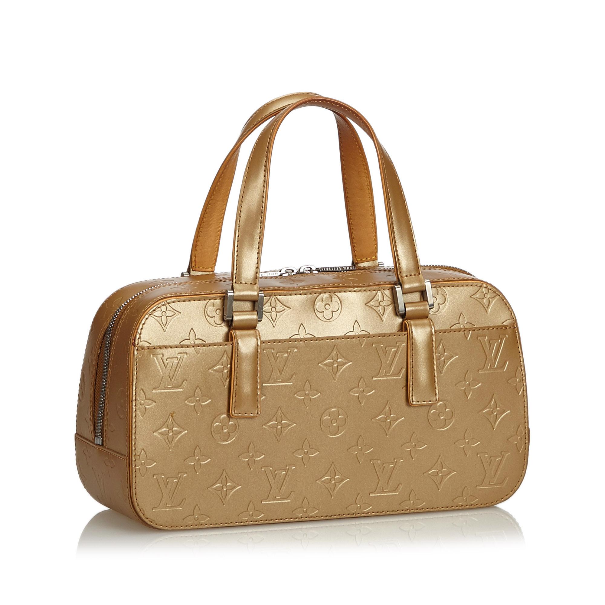 The Shelton features the Monogram Glace, flat shoulder straps, a two-way top zip closure, an exterior pocket, and an interior zip pocket. It carries as B+ condition rating.

Inclusions: 
This item does not come with inclusions.


Louis Vuitton
