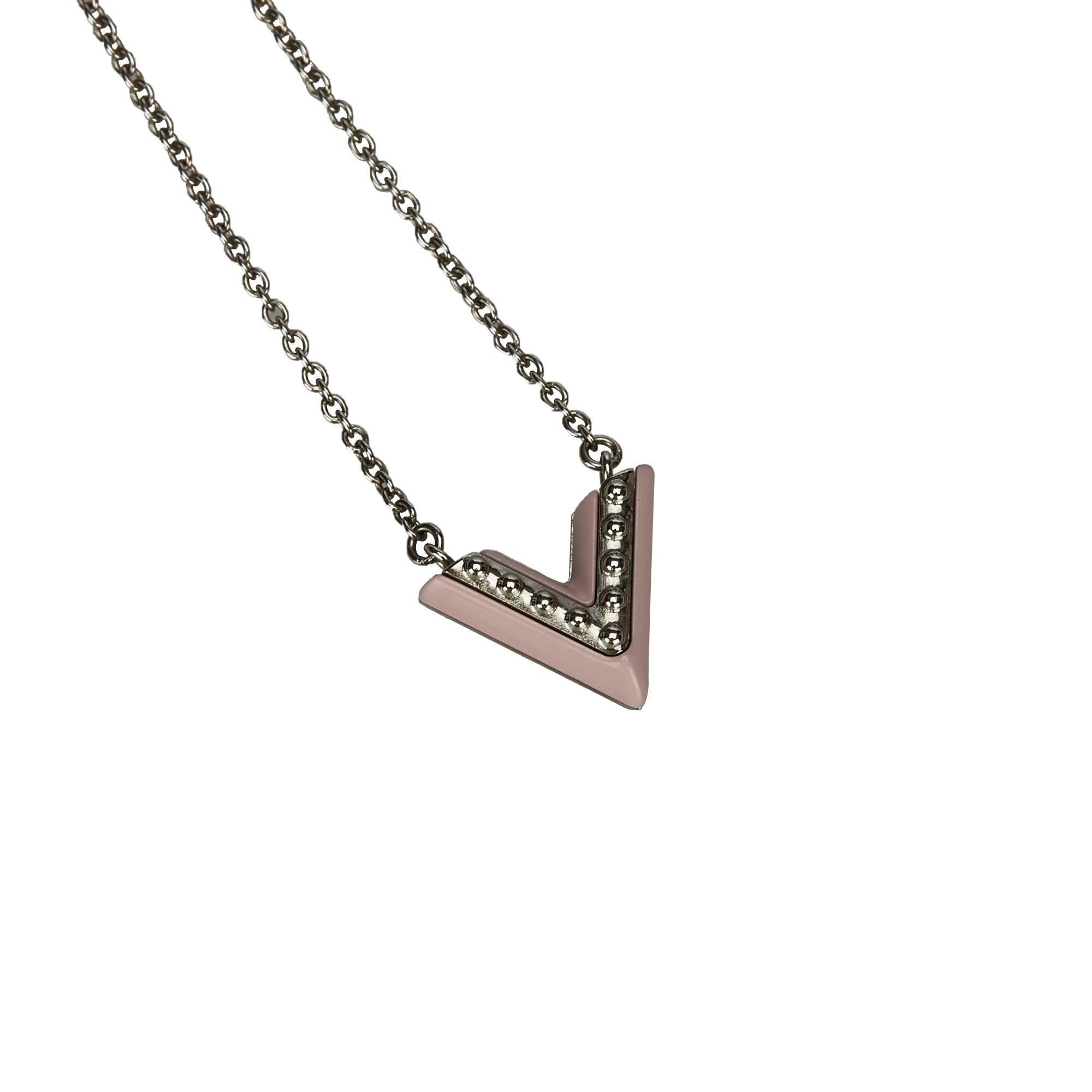 The Essential V necklace features a lacquer and silver-tone pendant, a silver-tone necklace, and a lobster claw closure. It carries as AB condition rating.

Inclusions: 
Box


Louis Vuitton pieces do not come with an authenticity card please refer