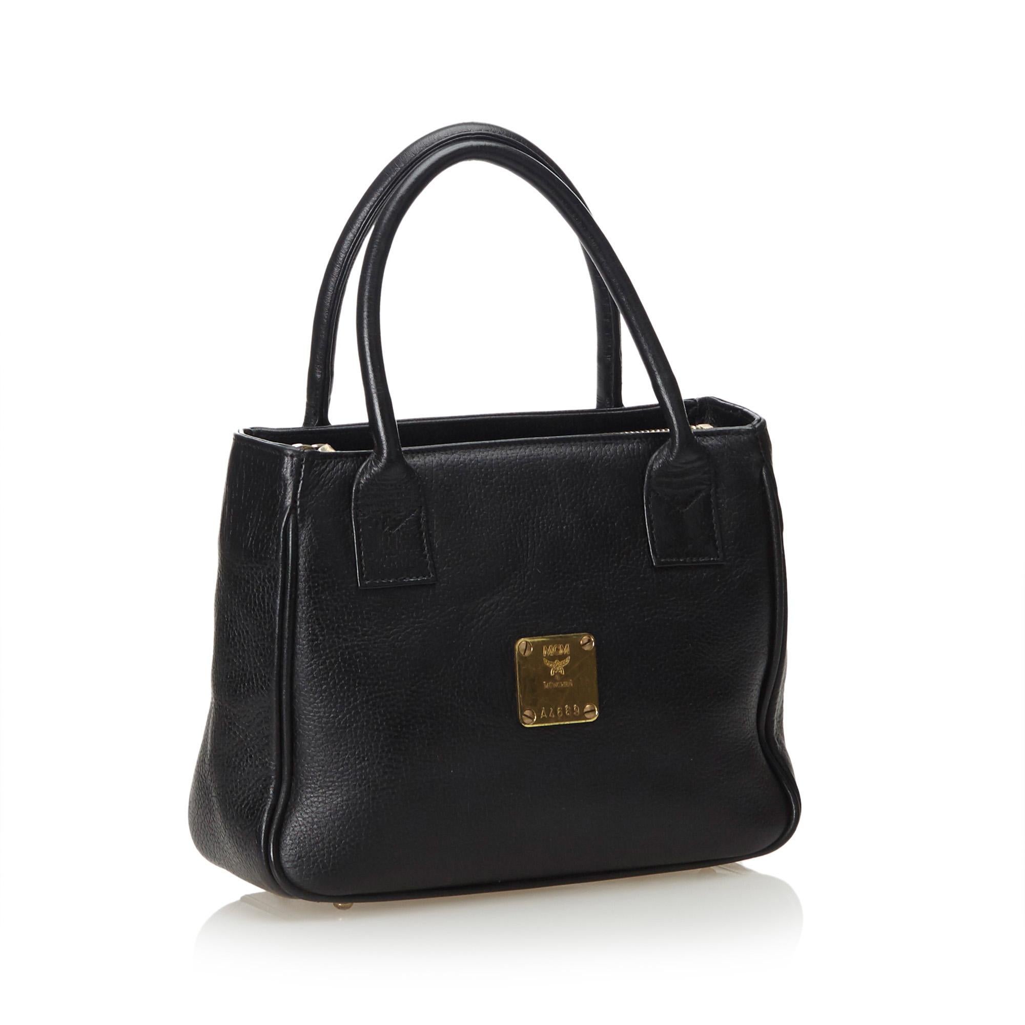 This handbag features a leather body, rolled handles, top zip closure and interior zip pockets. It carries as B condition rating.

Inclusions: 
This item does not come with inclusions.

Dimensions:
Length: 18.00 cm
Width: 24.00 cm
Depth: 8.50