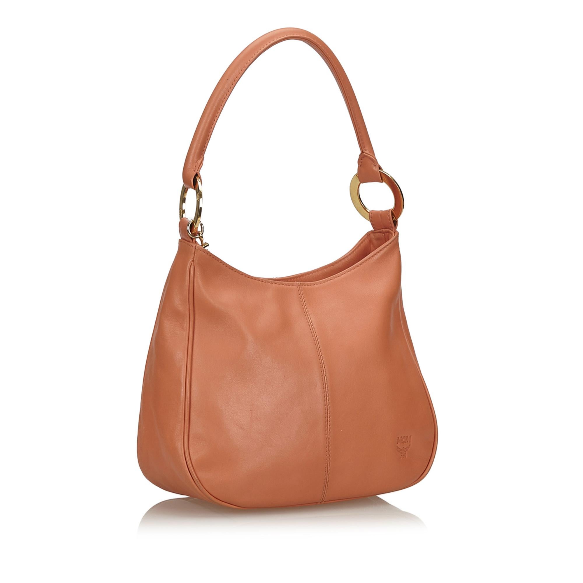This shoulder bag features a leather body, rolled leather strap, gold-tone hardware, and a top zip closure. It carries as B condition rating.

Inclusions: 
This item does not come with inclusions.

Dimensions:
Length: 20.00 cm
Width: 26.00 cm
Depth: