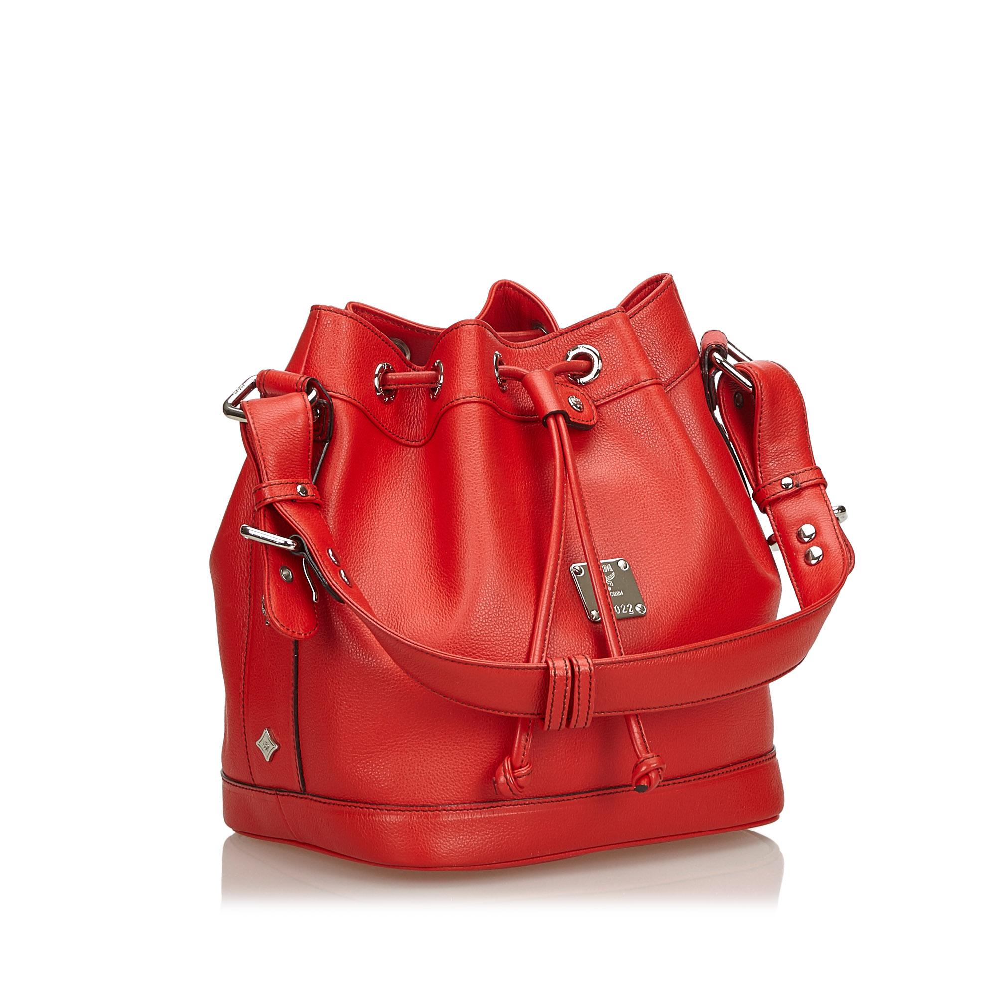 This bucket bag features a leather body, a flat leather strap, a drawstring closure, and interior zip and slip pockets. It carries as A condition rating.

Inclusions: 
This item does not come with inclusions.

Dimensions:
Length: 26.00 cm
Width: