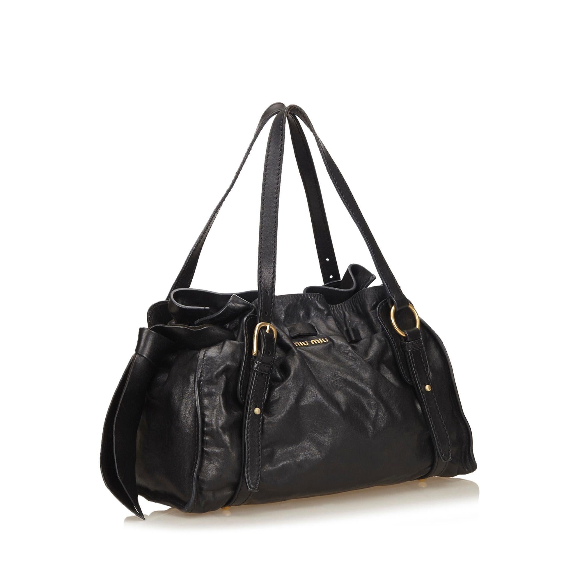 The Matelasse Side Ribbon Bag features an oversized leather ribbon on the side, an open top with a magnetic closure, and an interior zip pocket. It comes with a dust bag. It carries as B condition rating.

Inclusions: 
Dust Bag
Dimensions:
Length: