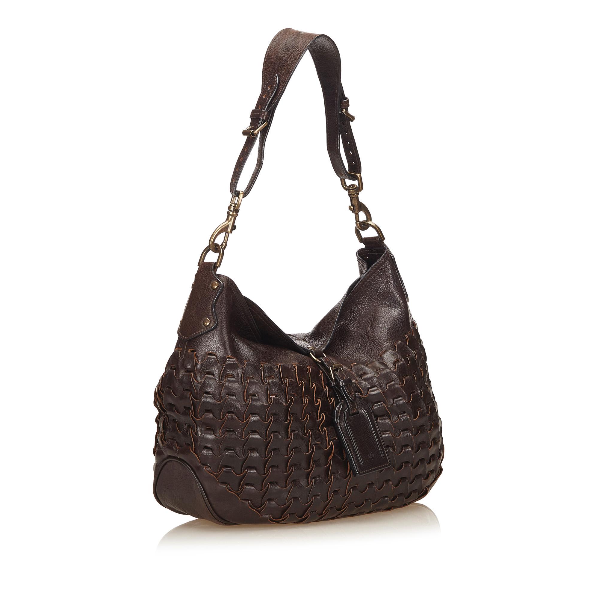 This shoulder bag features a knitted leather body, detachable leather strap, fold over with flat strap buckle closure. It carries as B condition rating.

Inclusions: 
Dust Bag
Dimensions:
Length: 34.00 cm
Width: 26.00 cm
Depth: 10.00 cm
Shoulder