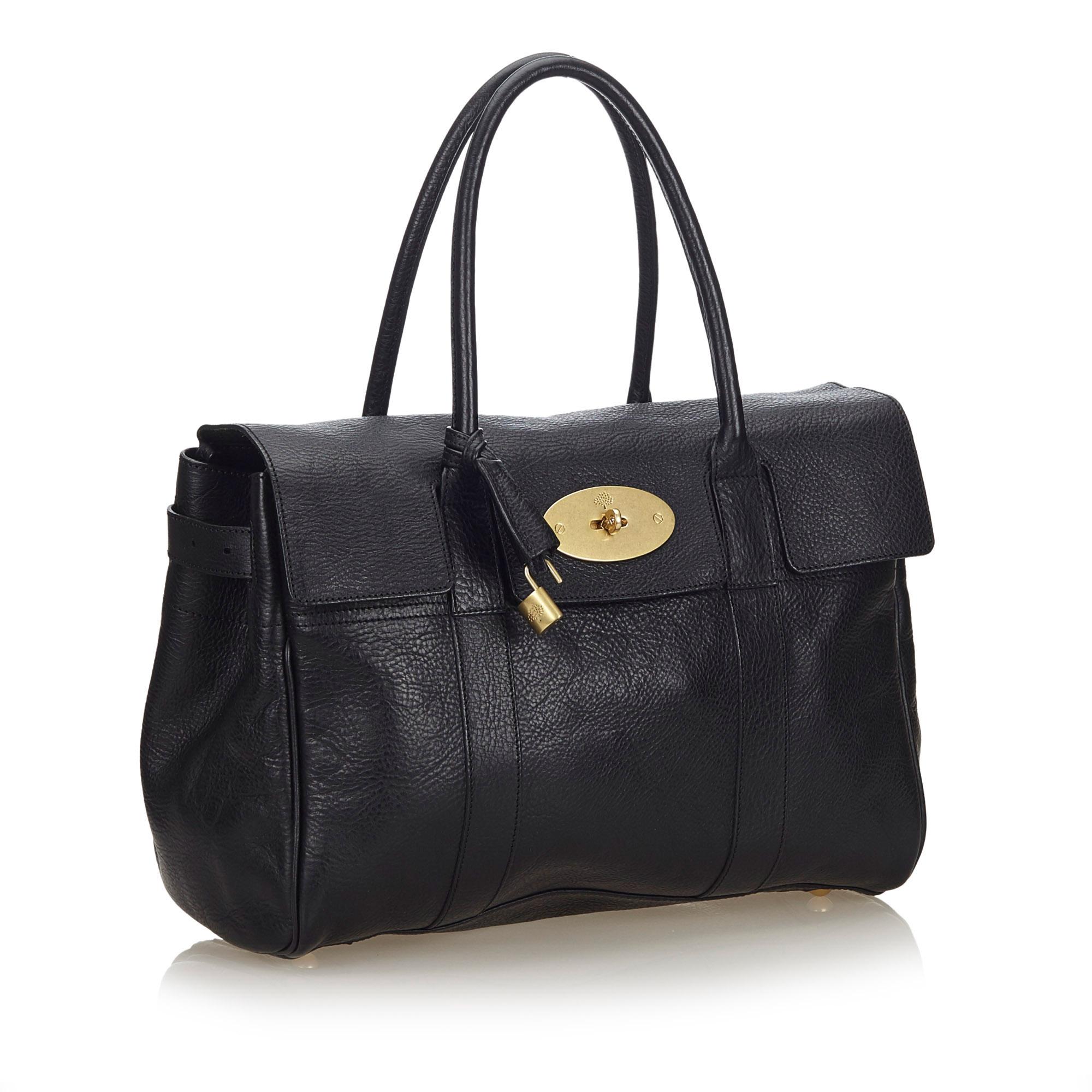The Bayswater handbag features a leather body, rolled leather handles, a front flap with a twist lock closure, and interior zip and slip pockets. It carries as B+ condition rating.

Inclusions: 
Dust Bag
Padlock

Dimensions:
Length: 25.00 cm
Width:
