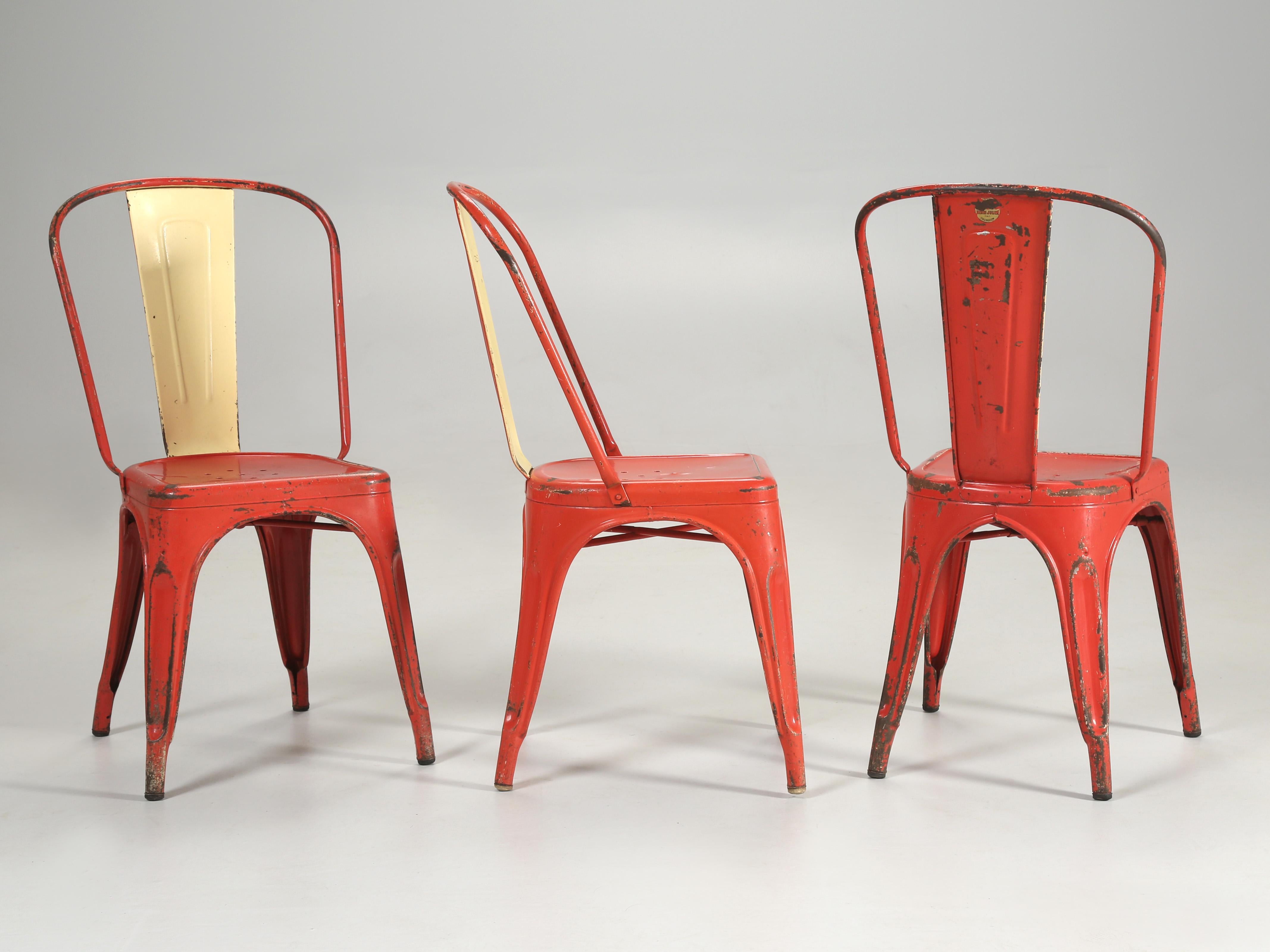 Authentiques chaises Tolix fabriquées à la main et portant le label doré TOLIX. Les chaises Tolix sont considérées comme des icônes et ont été exposées au Musée d'art moderne de New York, au Vitra Design Museum en Allemagne et au Centre Pompidou à