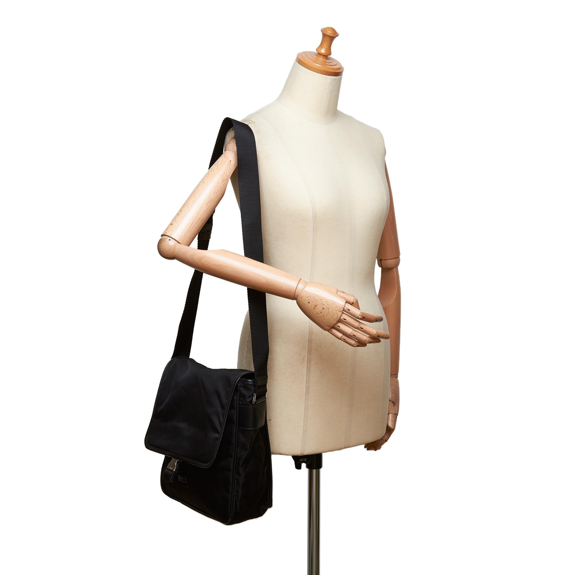 Vintage Authentic Prada Black Nylon Fabric Crossbody Bag ITALY w MEDIUM  For Sale 5