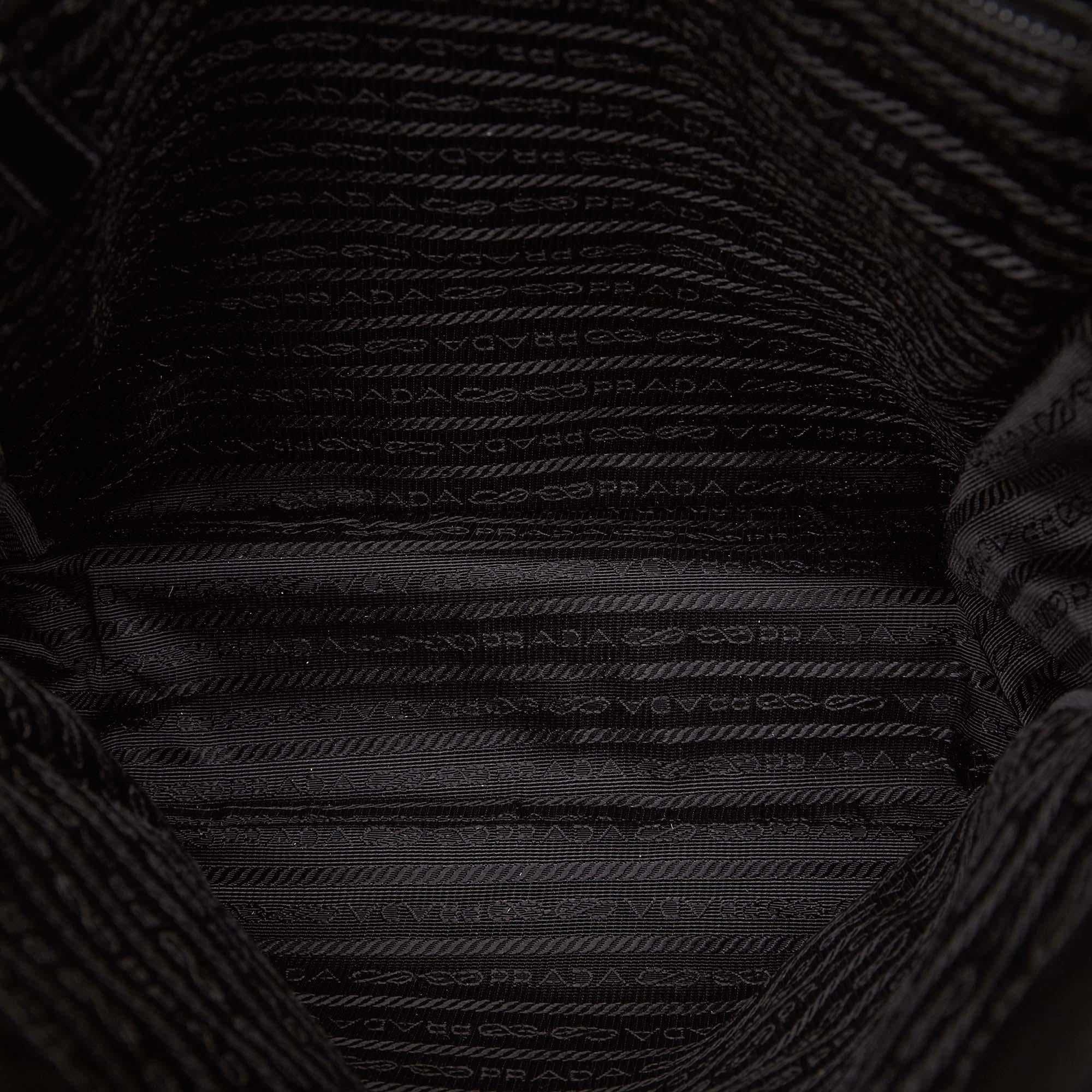 Vintage Authentic Prada Black Nylon Fabric Crossbody Bag ITALY w MEDIUM  In Good Condition For Sale In Orlando, FL