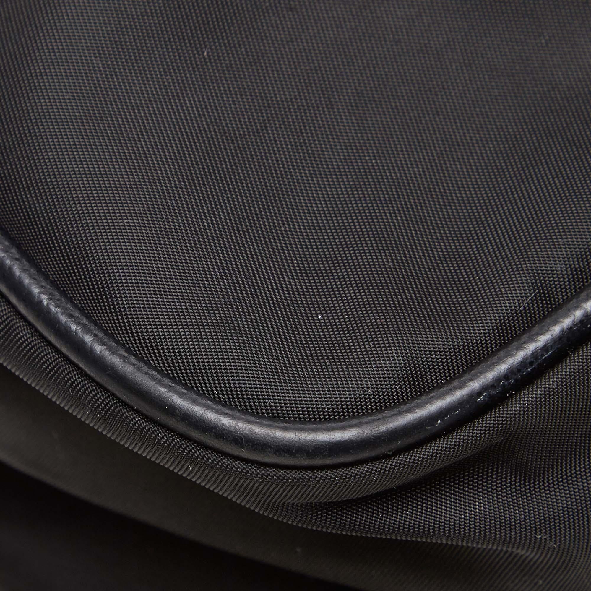 Vintage Authentic Prada Black Nylon Fabric Crossbody Bag ITALY w MEDIUM  For Sale 2
