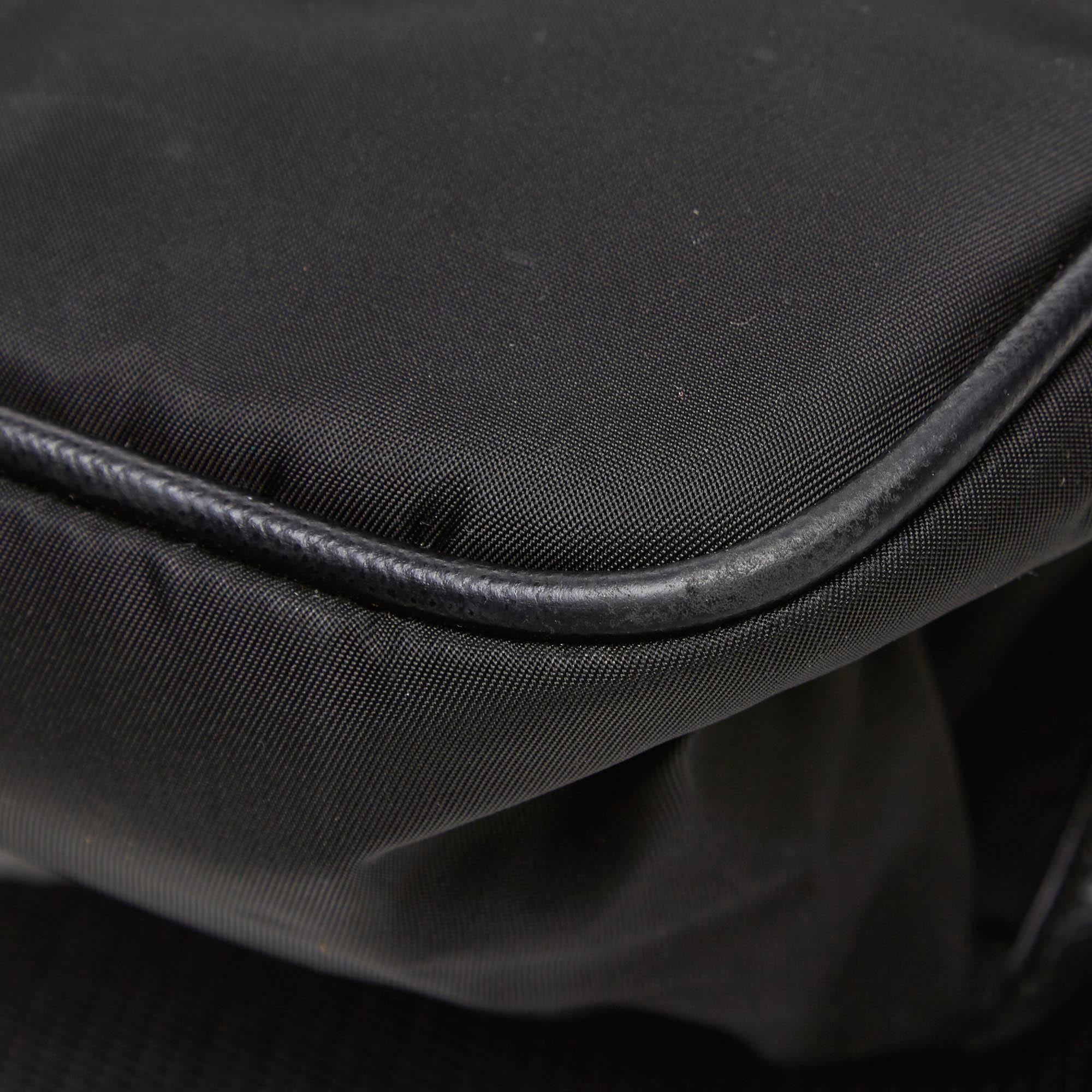 Vintage Authentic Prada Black Nylon Fabric Crossbody Bag ITALY w MEDIUM  For Sale 3