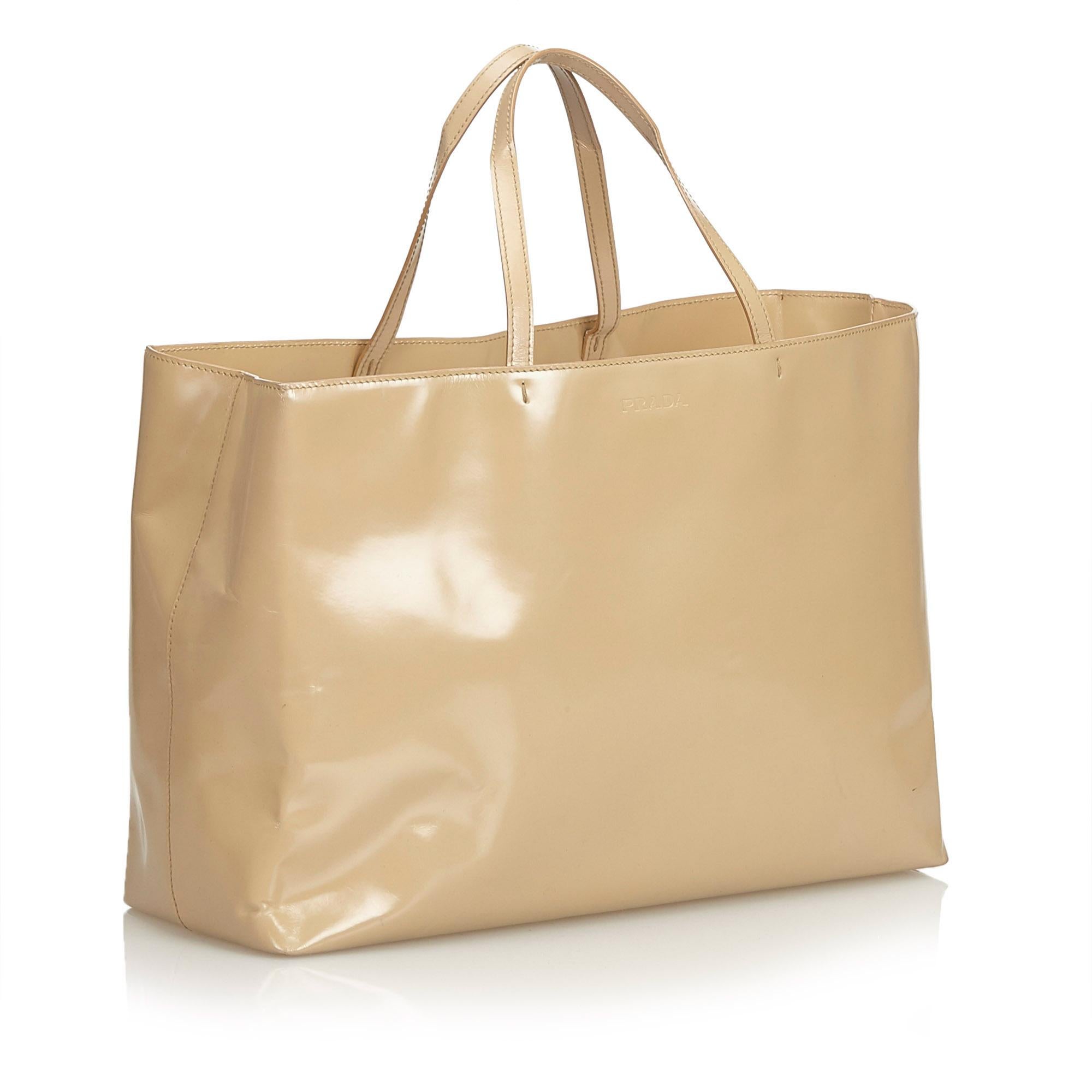This tote bag features a leather body, flat leather straps, an open top, and an interior zip pocket. It carries as B+ condition rating.

Inclusions: 
Dust Bag
Dimensions:
Length: 24.00 cm
Width: 35.00 cm
Depth: 13.00 cm
Hand Drop: 13.00 cm
Shoulder