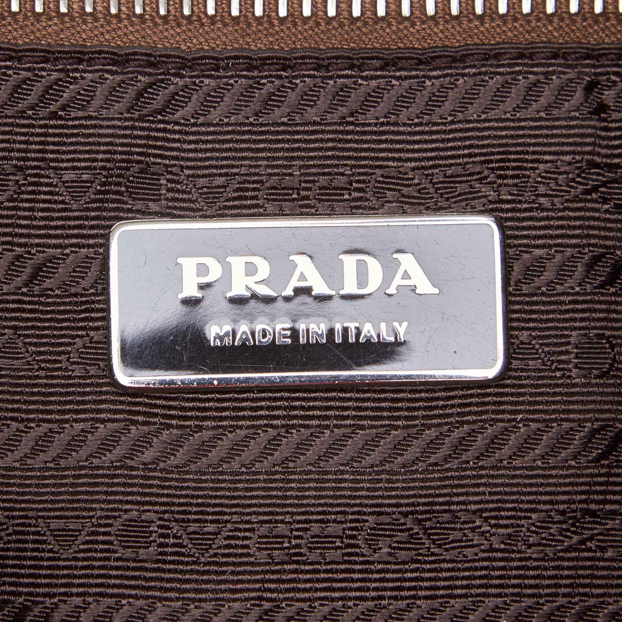 Vintage Authentic Prada Brown Leather Vitello Daino Shoulder Bag Italy MEDIUM  For Sale 2