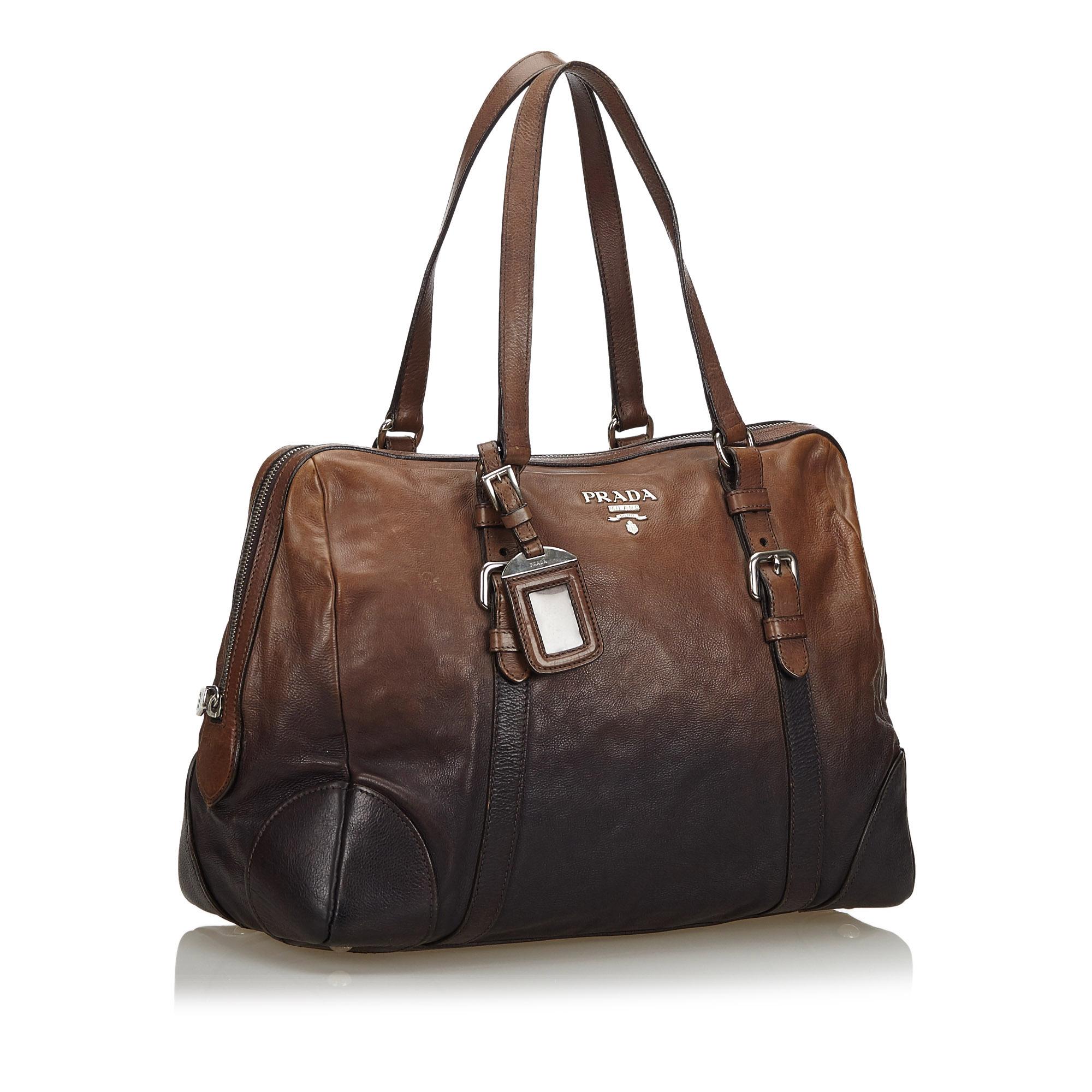 This weekender features a leather body, flat leather straps, a top zip closure, and an interior zip pocket. It carries as B+ condition rating.

Inclusions: 
This item does not come with inclusions.

Dimensions:
Length: 27.00 cm
Width: 44.00