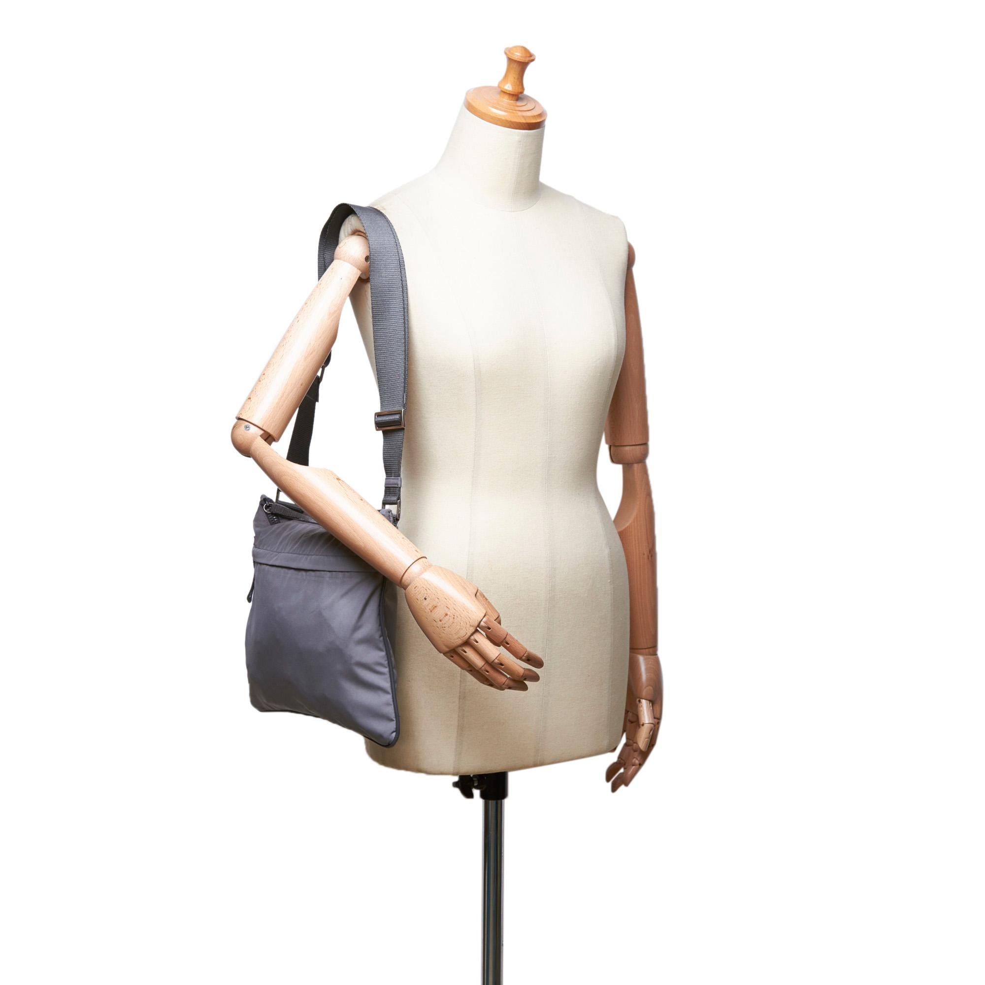 Vintage Authentic Prada Gray Nylon Fabric Sports Crossbody Bag Italy MEDIUM  2