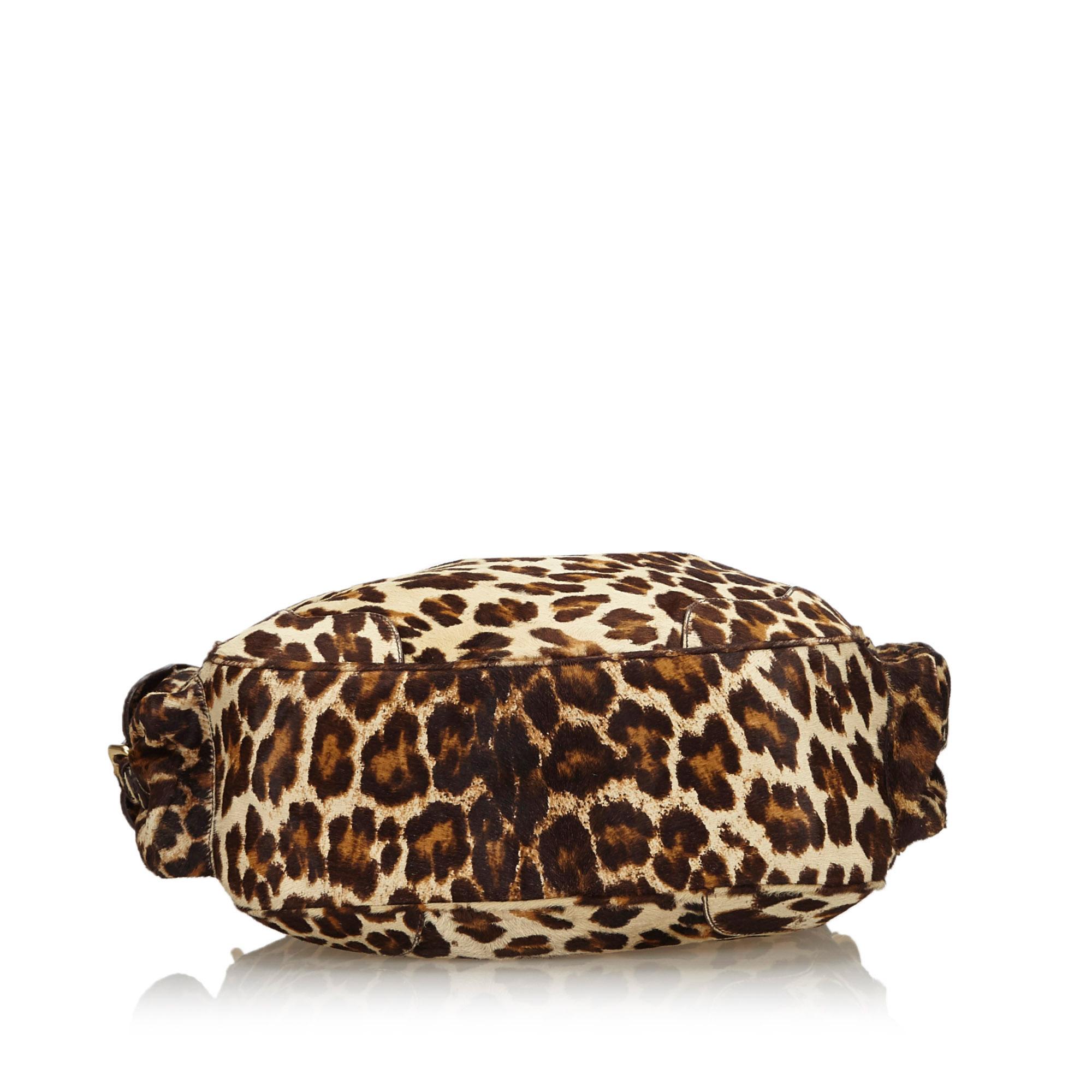 Vintage Authentic Prada Light Leopard Print Shoulder Bag Italy MEDIUM  In Good Condition For Sale In Orlando, FL