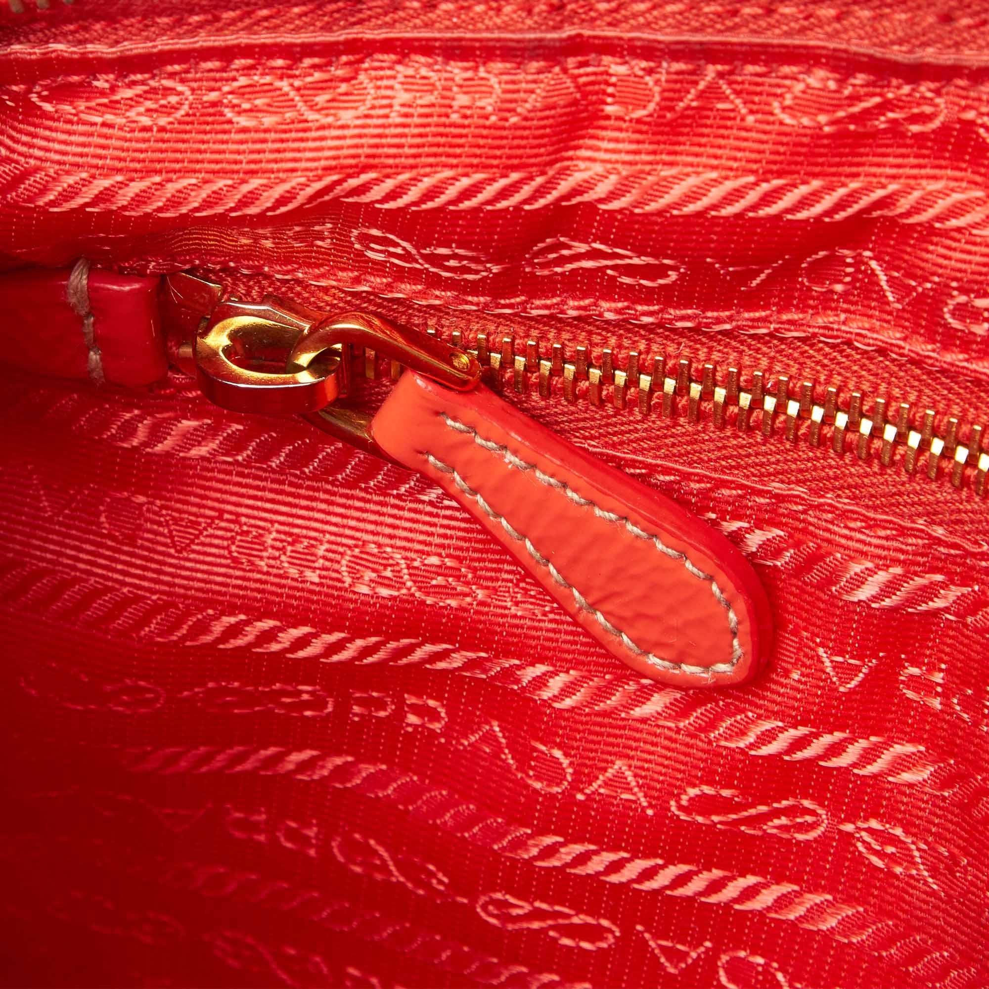 Vintage Authentic Prada Orange Nylon Fabric Quilted Shoulder Bag Italy MEDIUM In Good Condition In Orlando, FL