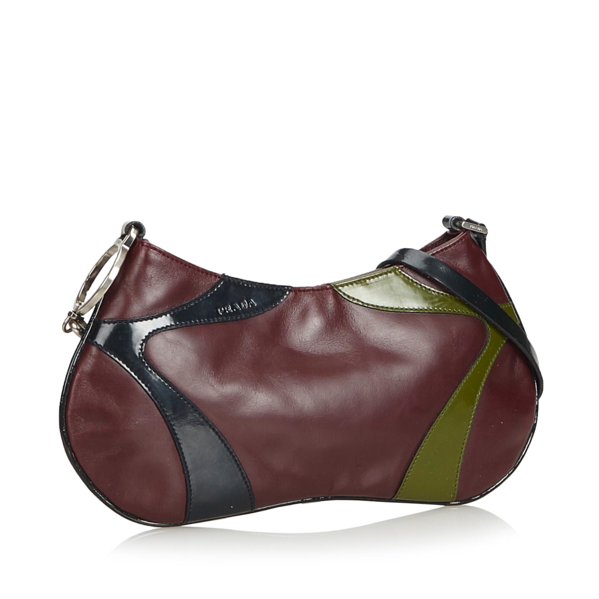 This shoulder bag features a leather body with patent leather trim, a flat leather strap, an open top with a magnetic closure, and an interior zip pocket. It carries as B condition rating.

Inclusions: 
Dust Bag

Dimensions:
Length: 12.00 cm
Width: