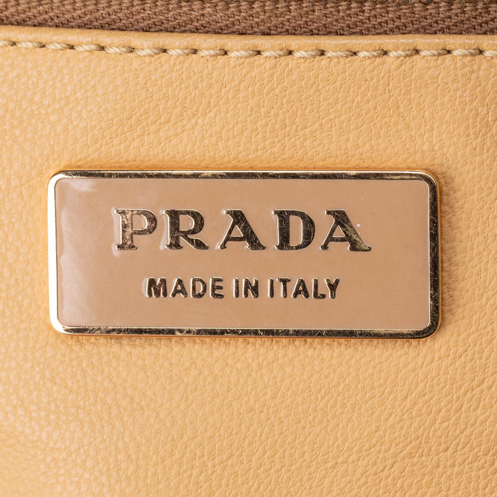 Vintage Authentic Prada White Leather Shoulder Bag Italy w/ Dust Bag MEDIUM  For Sale 2