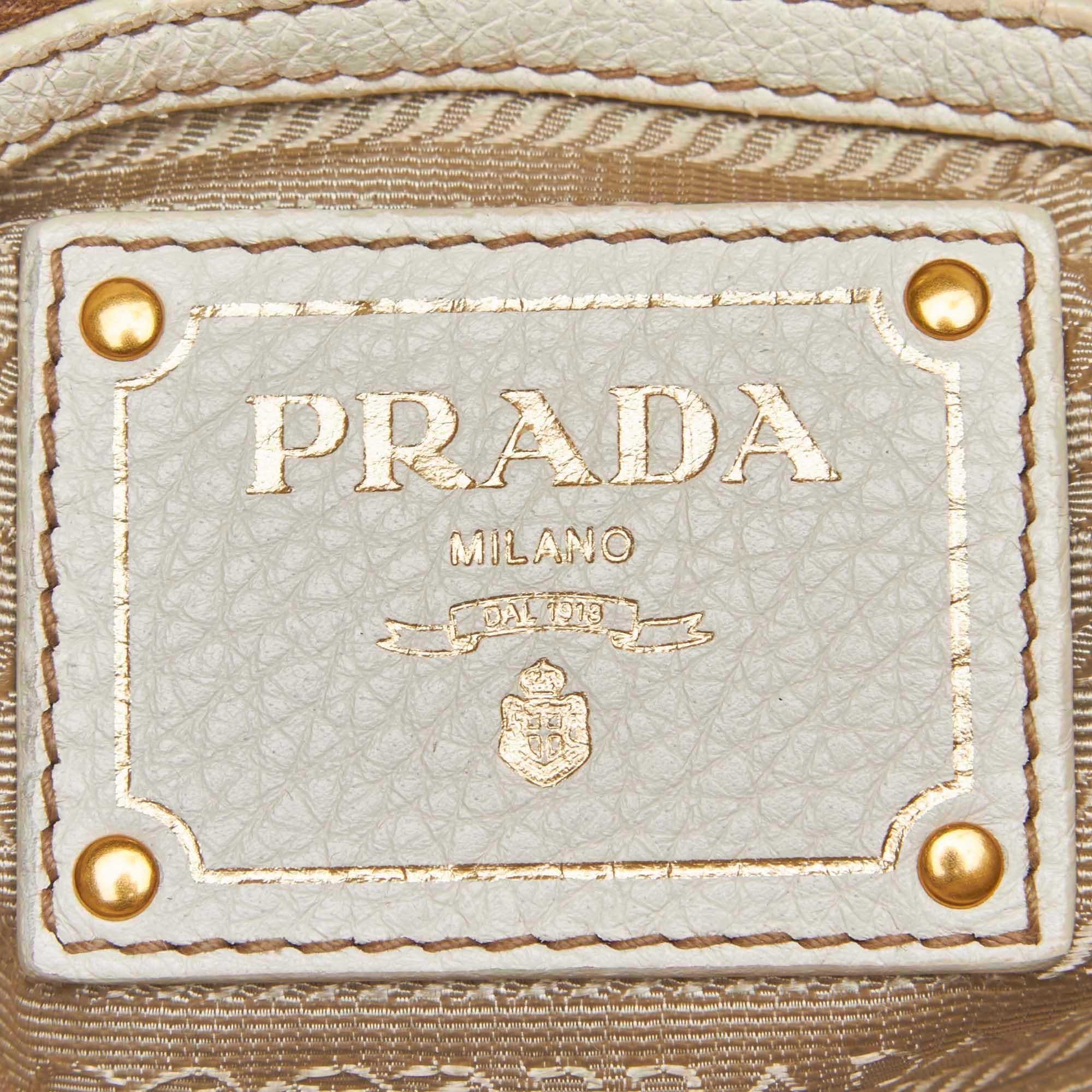 Vintage Authentic Prada White Leather Vitello Daino Shoulder Bag ITALY w MEDIUM  For Sale 2