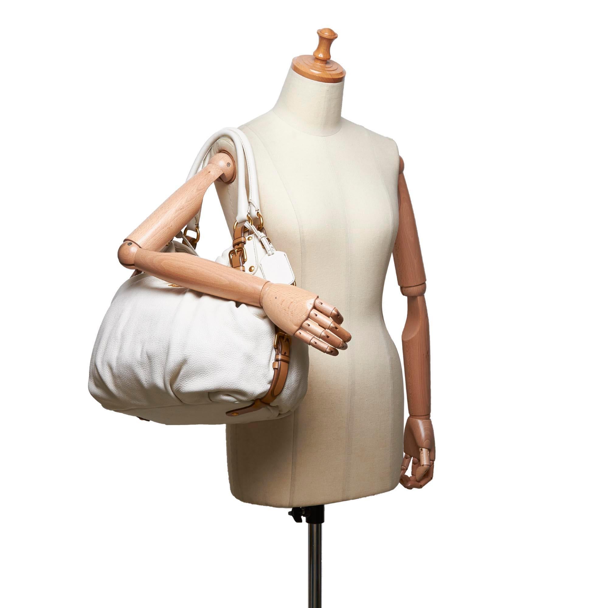 Vintage Authentic Prada White Leather Vitello Daino Shoulder Bag ITALY w MEDIUM  For Sale 4