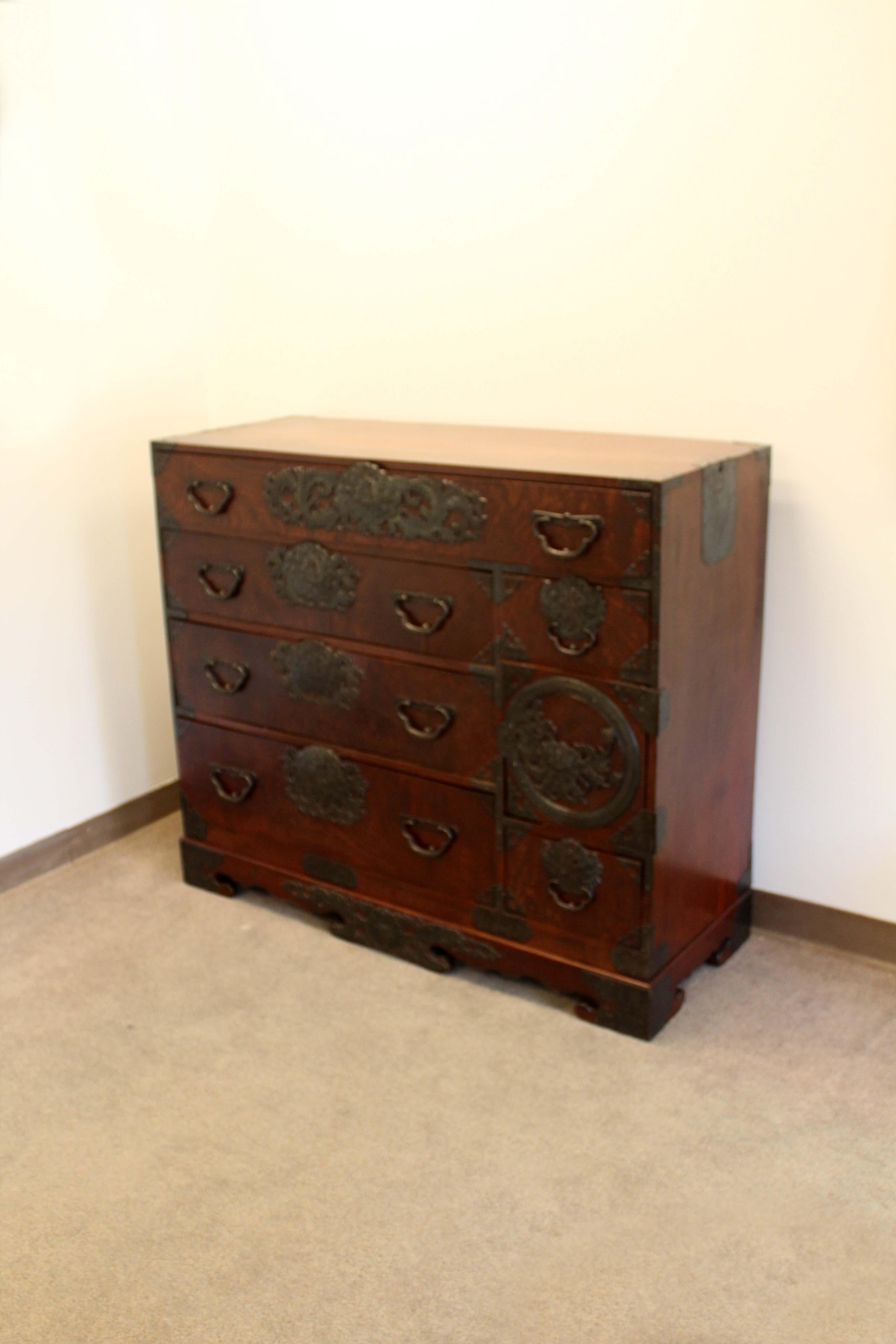For your consideration is this Sendai Tansu Japanese Chest from the Taisho Period made of Keyaki Wood. Dimensions: 46.25