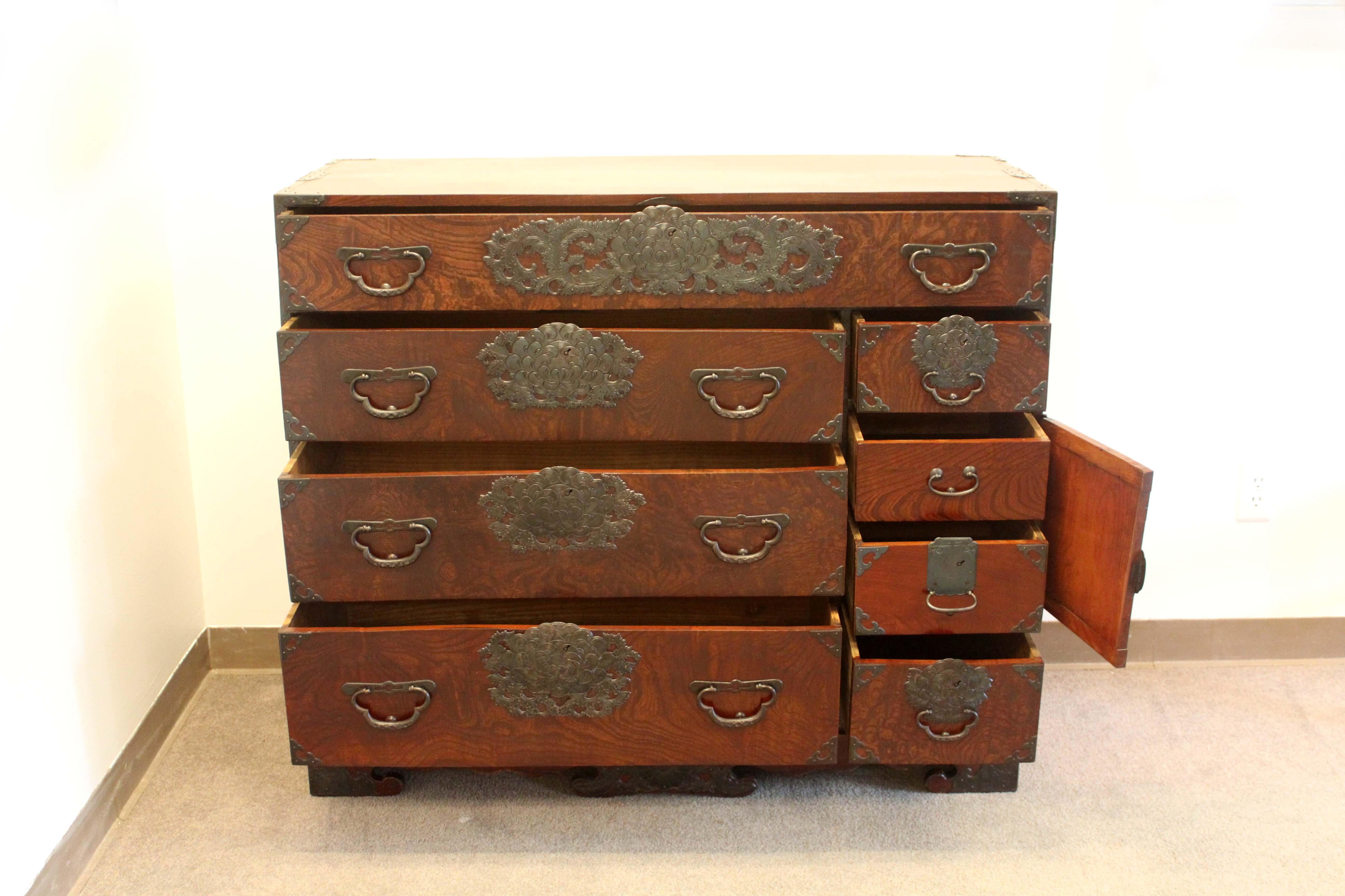 Ancienne et authentique commode japonaise Sendai Tansu en bois de la période Taisho Keyaki en vente 2