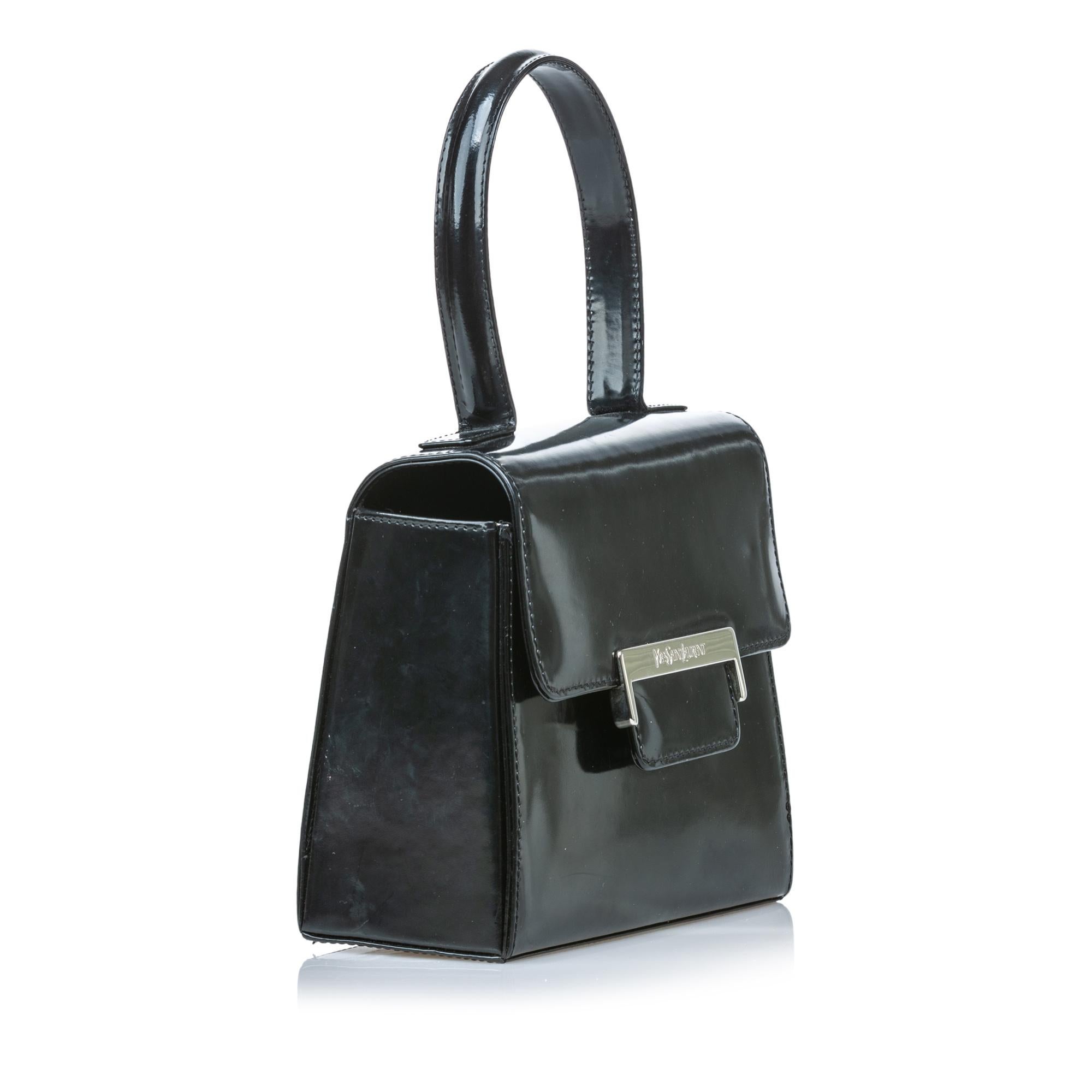 This handbag features a patent leather body, a flat leather top handle, a front flap with a magnetic closure, and an interior zip pocket. It carries as B condition rating.

Inclusions: 
Authenticity Card

Dimensions:
Length: 21.00 cm
Width: 23.00