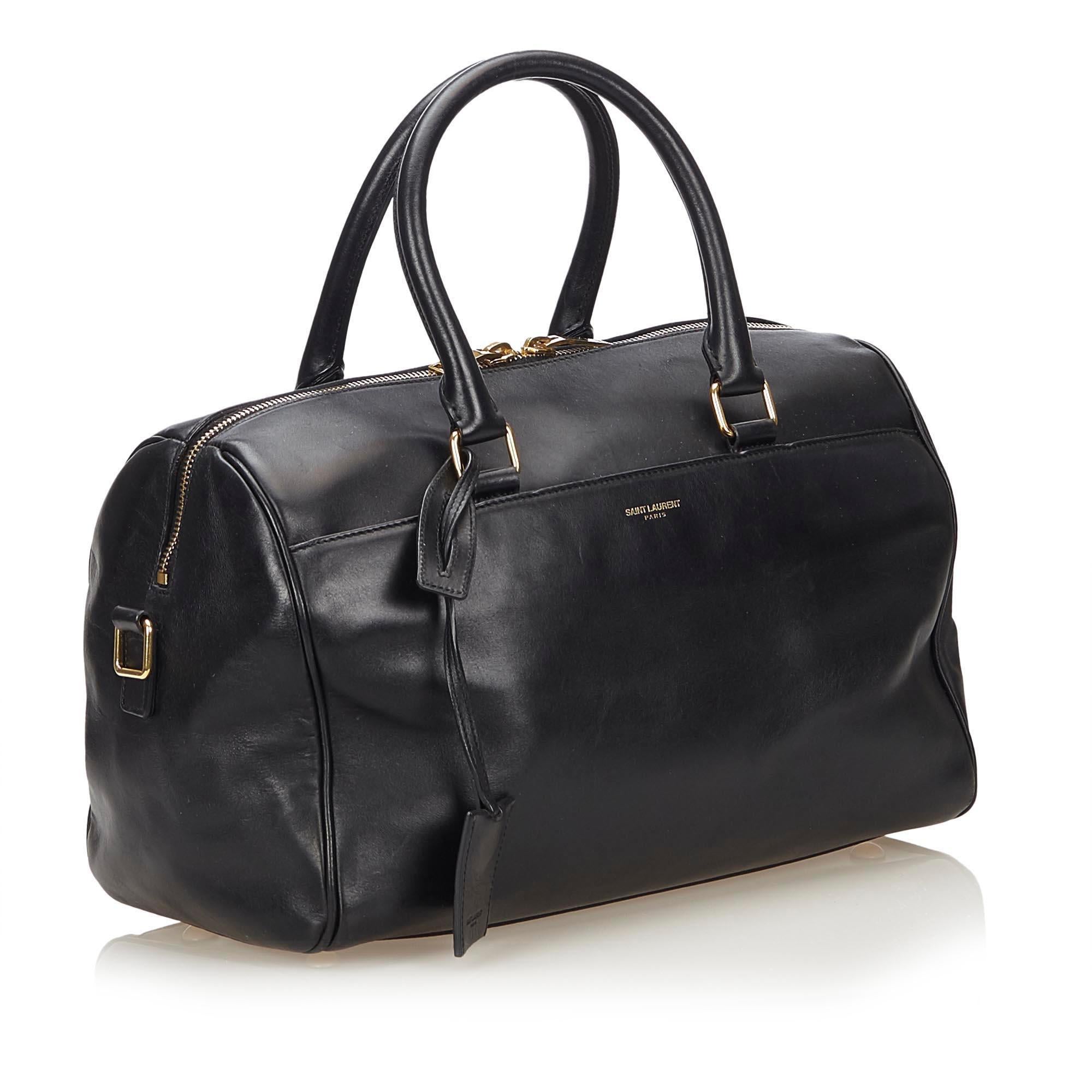 The Classic Duffle 6 features a leather body, rolled leather handles, top zip closure, and interior zip pocket. It carries as B+ condition rating.

Inclusions: 
This item does not come with inclusions.

Dimensions:
Length: 18.00 cm
Width: 30.00