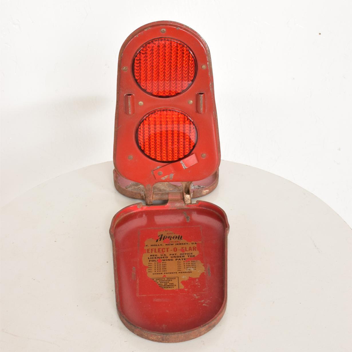 For your consideration, vintage automotive collectors reflector red, midcentury period.

Red paint has some oxidation. Metal body frame with reflector lights. It folds and closes in a small compact package. 

Dimensions: 10