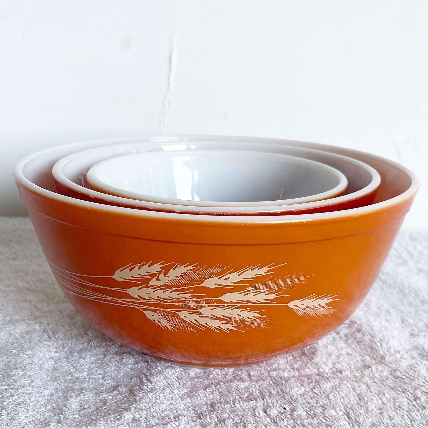 Add a touch of autumnal beauty to your kitchen with this stunning set of Vintage Autumn Harvest Bowls by Pyrex. Featuring a vibrant 