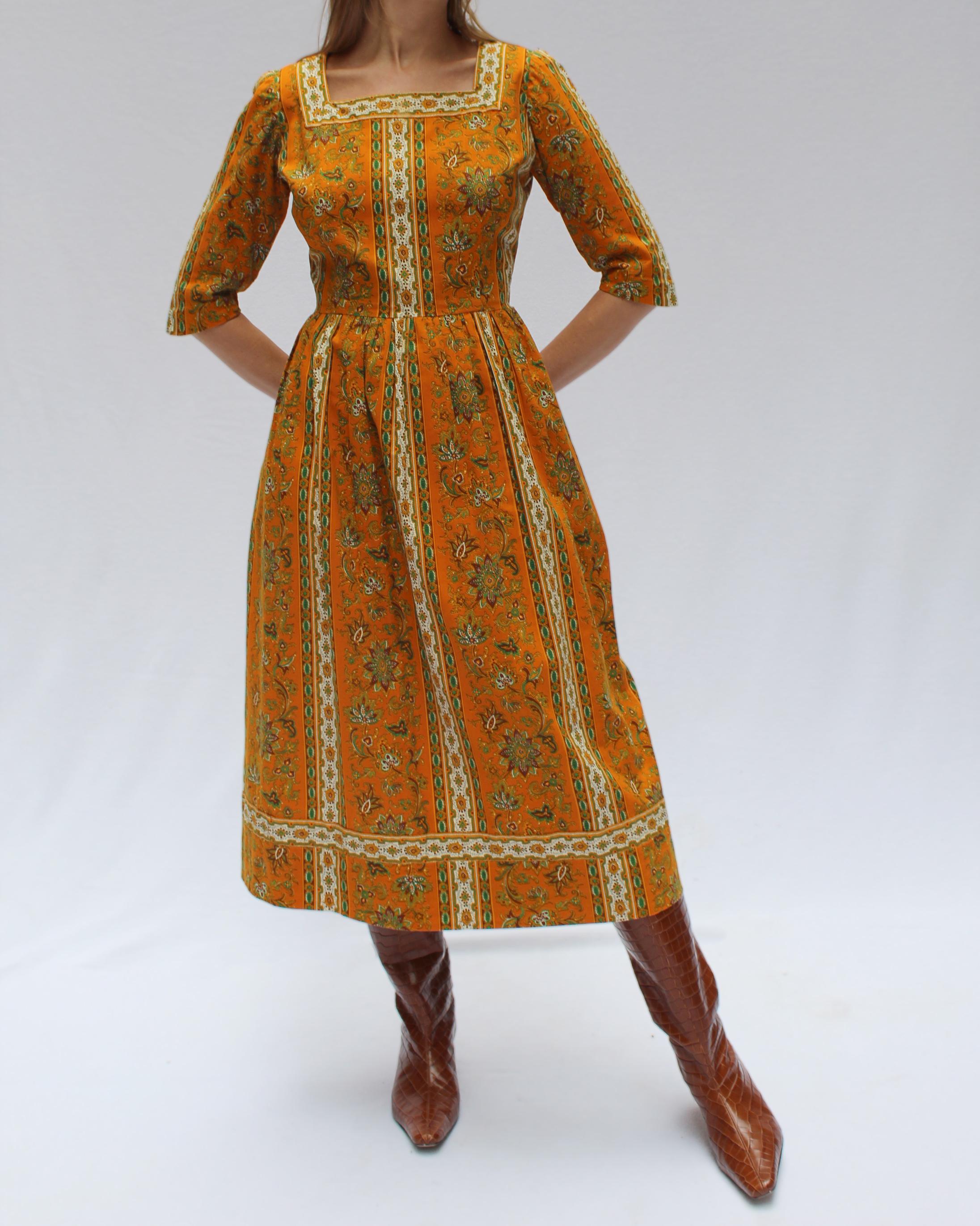 Vintage Autumnal Paisley Chintz Dress In Excellent Condition For Sale In New York, NY